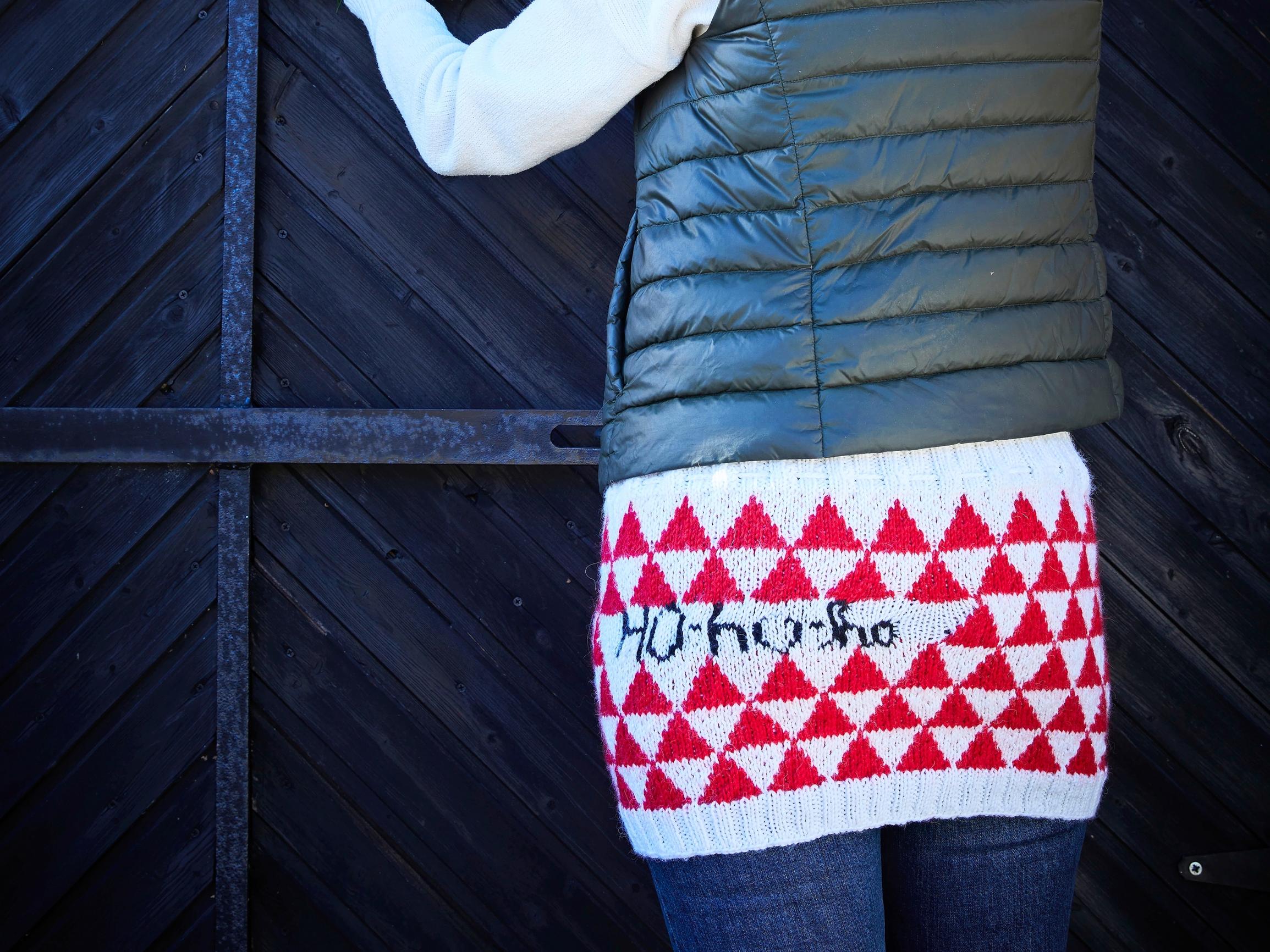 Koko jengi tonttuja! Joulupyllytin saa veikeän ilmeen tonttulakkikirjoneuleesta – nappaa ohje ja neulo helppo jouluhame