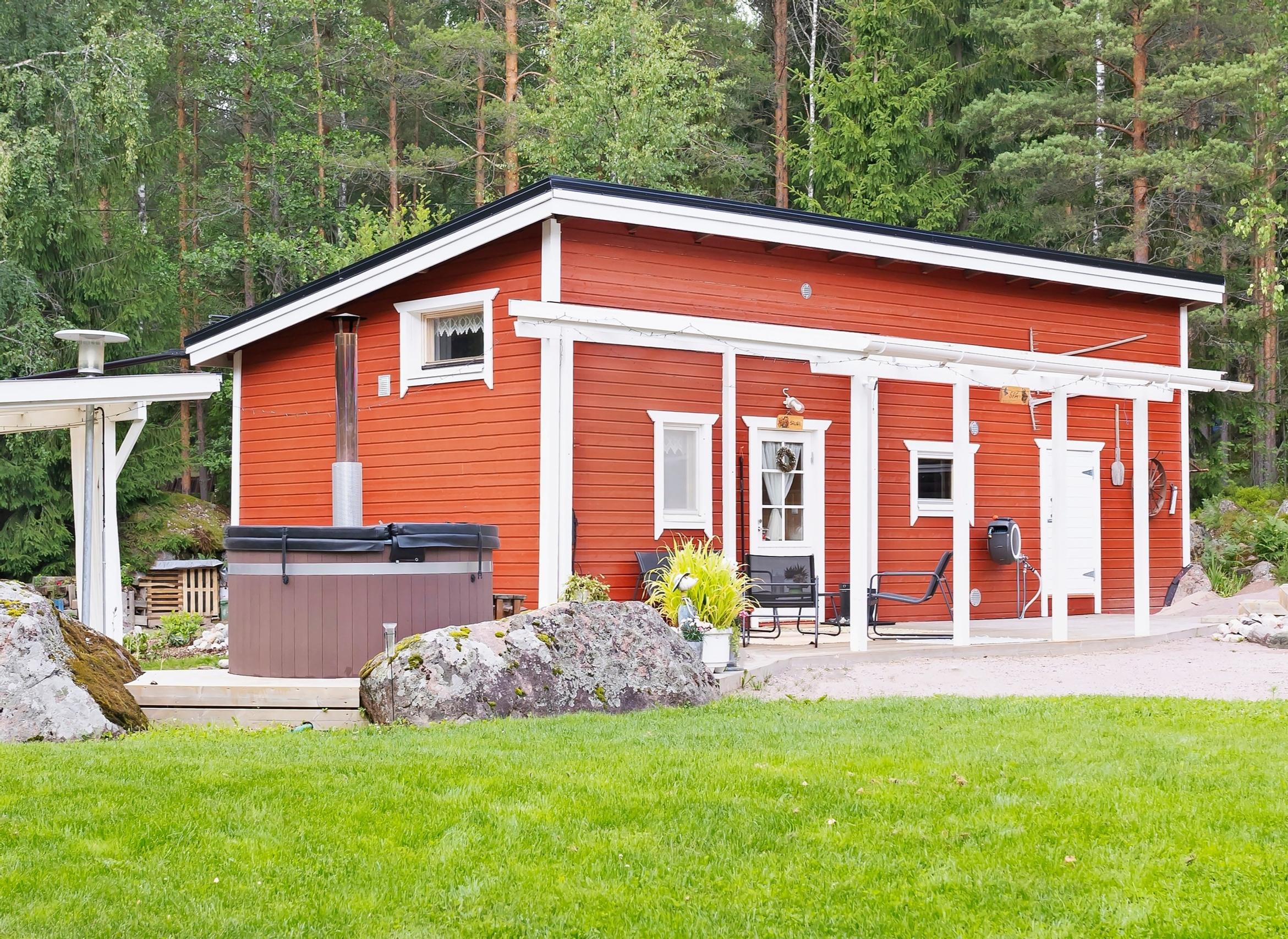 Punavalkoinen saunarakennus