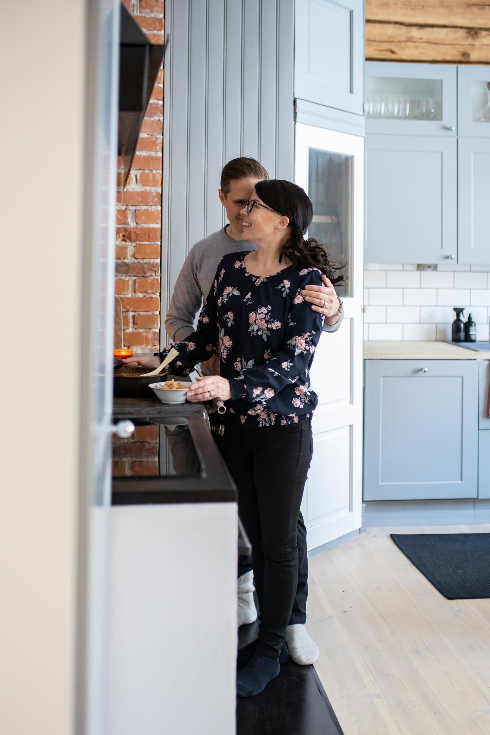 Kaisa ja Ville pappilan keittiössä