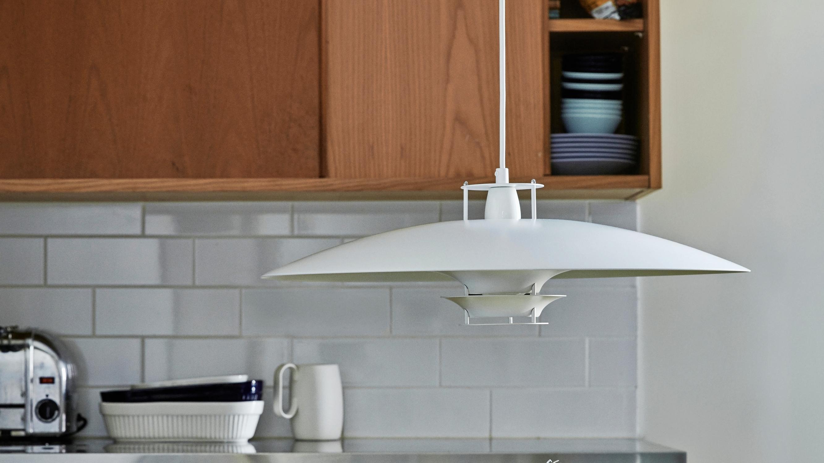 Kun yksi maailman tunnetuimmista valaisimista tuotti pettymyksen, suomalainen huippuarkkitehti suunnitteli itse sopivan – näin syntyi vähemmän tuttu klassikko