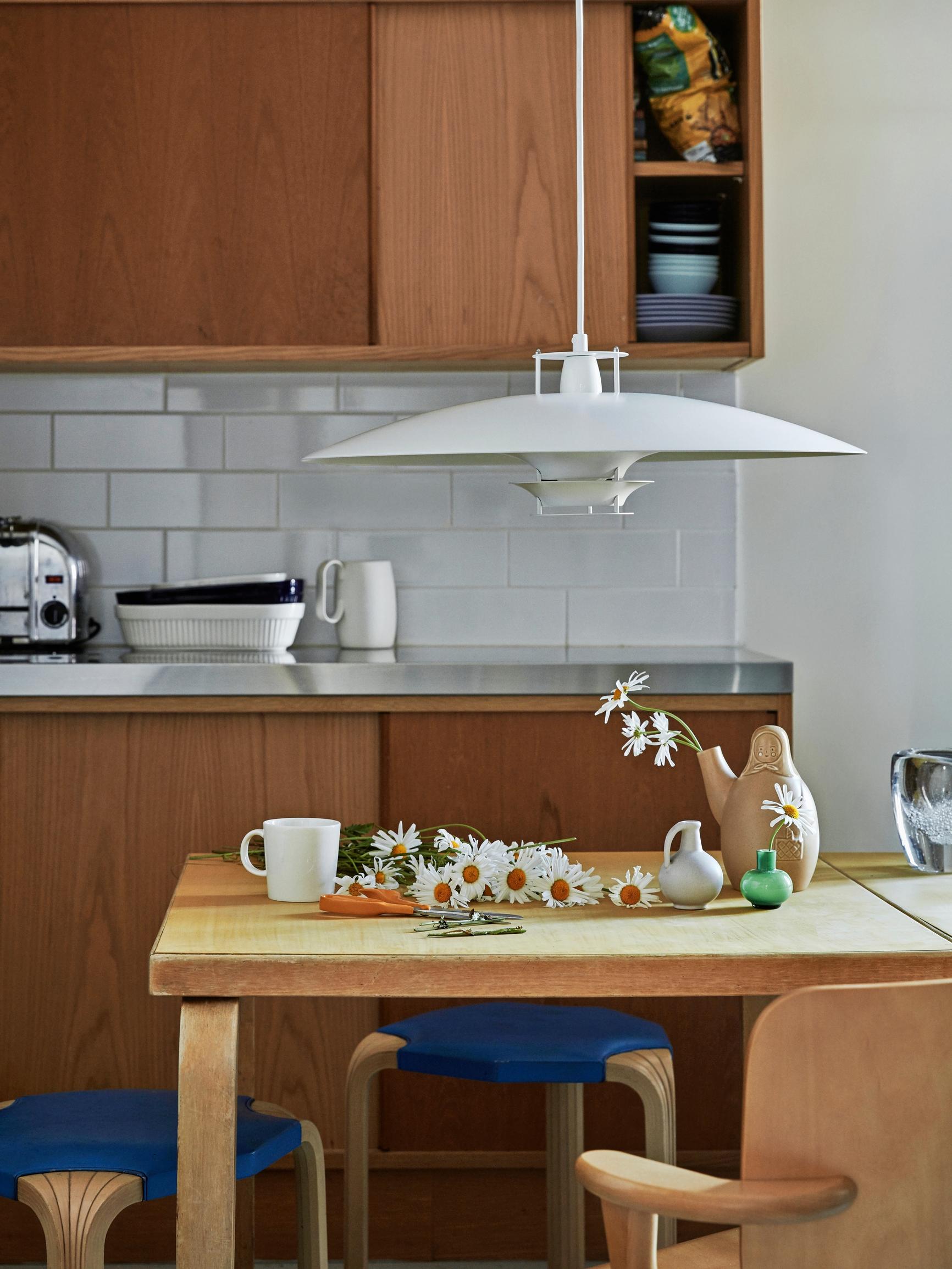 Kun yksi maailman tunnetuimmista valaisimista tuotti pettymyksen, suomalainen huippuarkkitehti suunnitteli itse sopivan – näin syntyi vähemmän tuttu klassikko