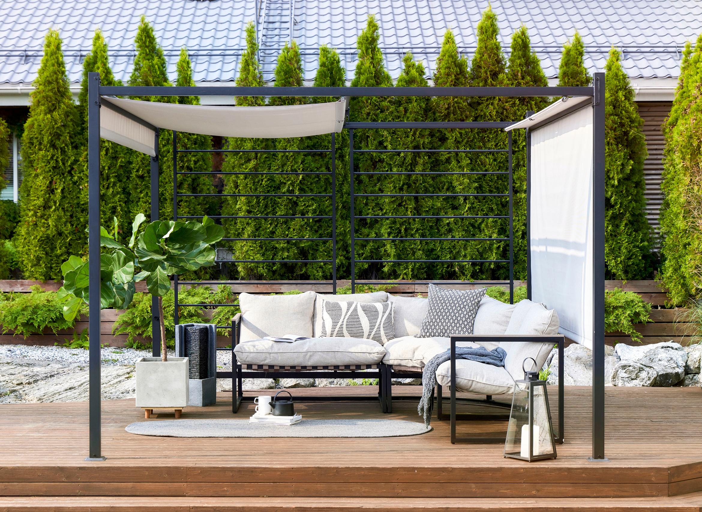Näkösuoja terassille: pergola, jossa on säädettävät suojat
