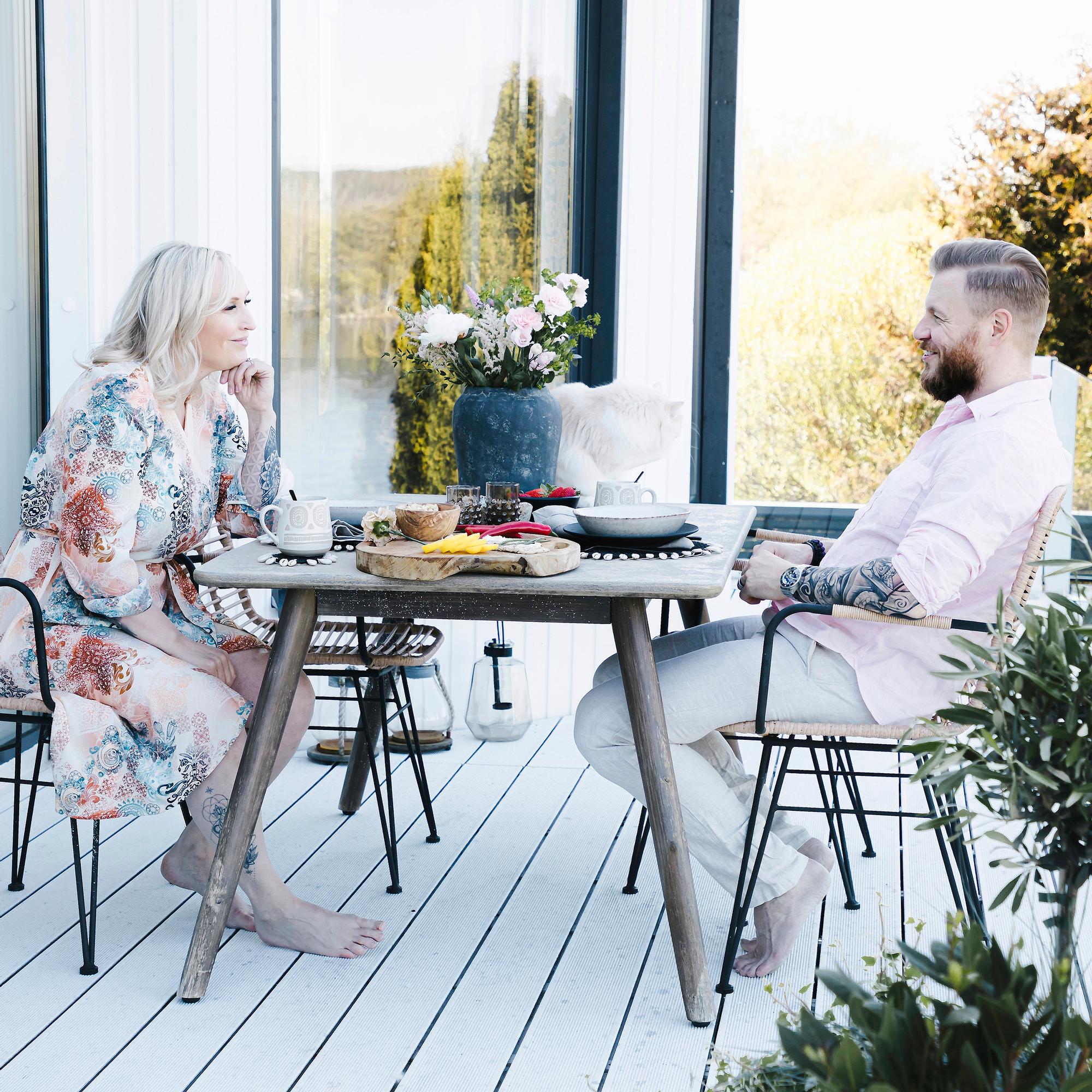 Jutta ja Juha Larmin koti hurmaa lämmöllään ja rouheudellaan – ”Meille koti on pyhin paikka maailmassa ja kaiken hyvän lähde” 