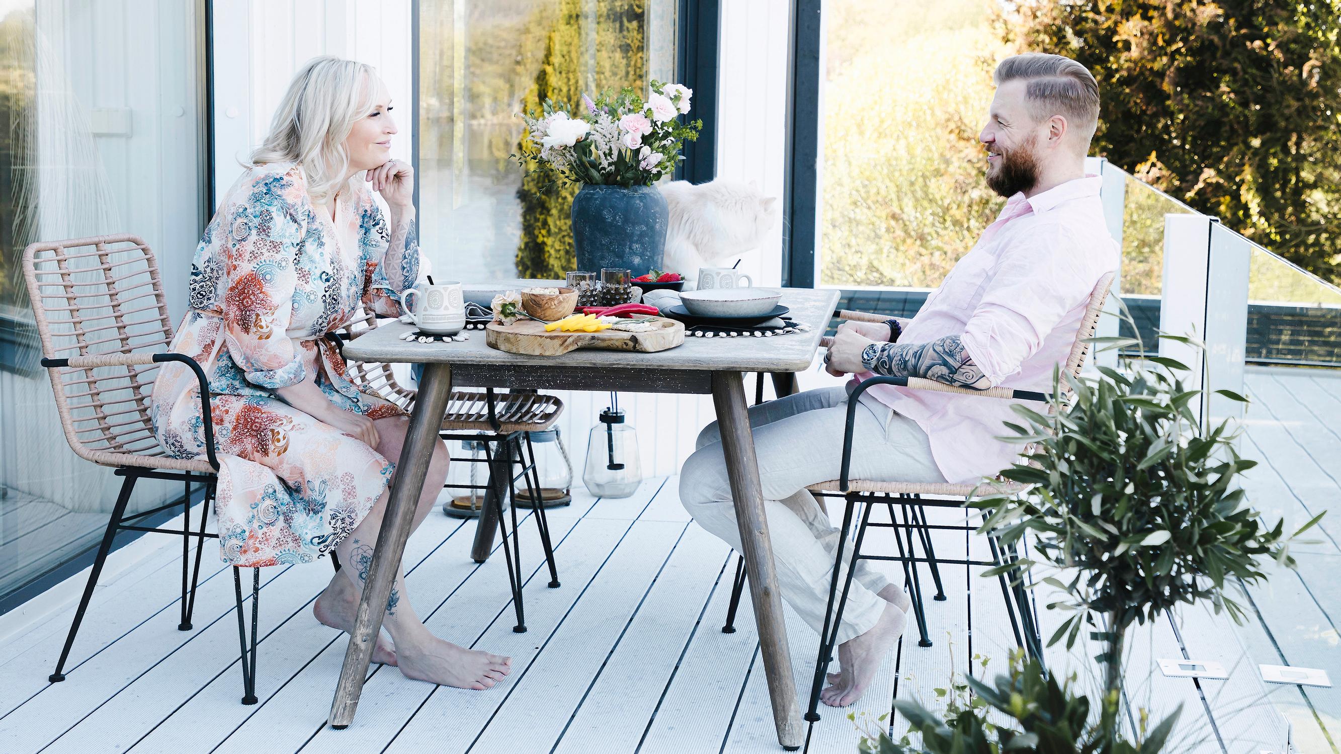 Jutta ja Juha Larmin koti hurmaa lämmöllään ja rouheudellaan – ”Meille koti on pyhin paikka maailmassa ja kaiken hyvän lähde” 