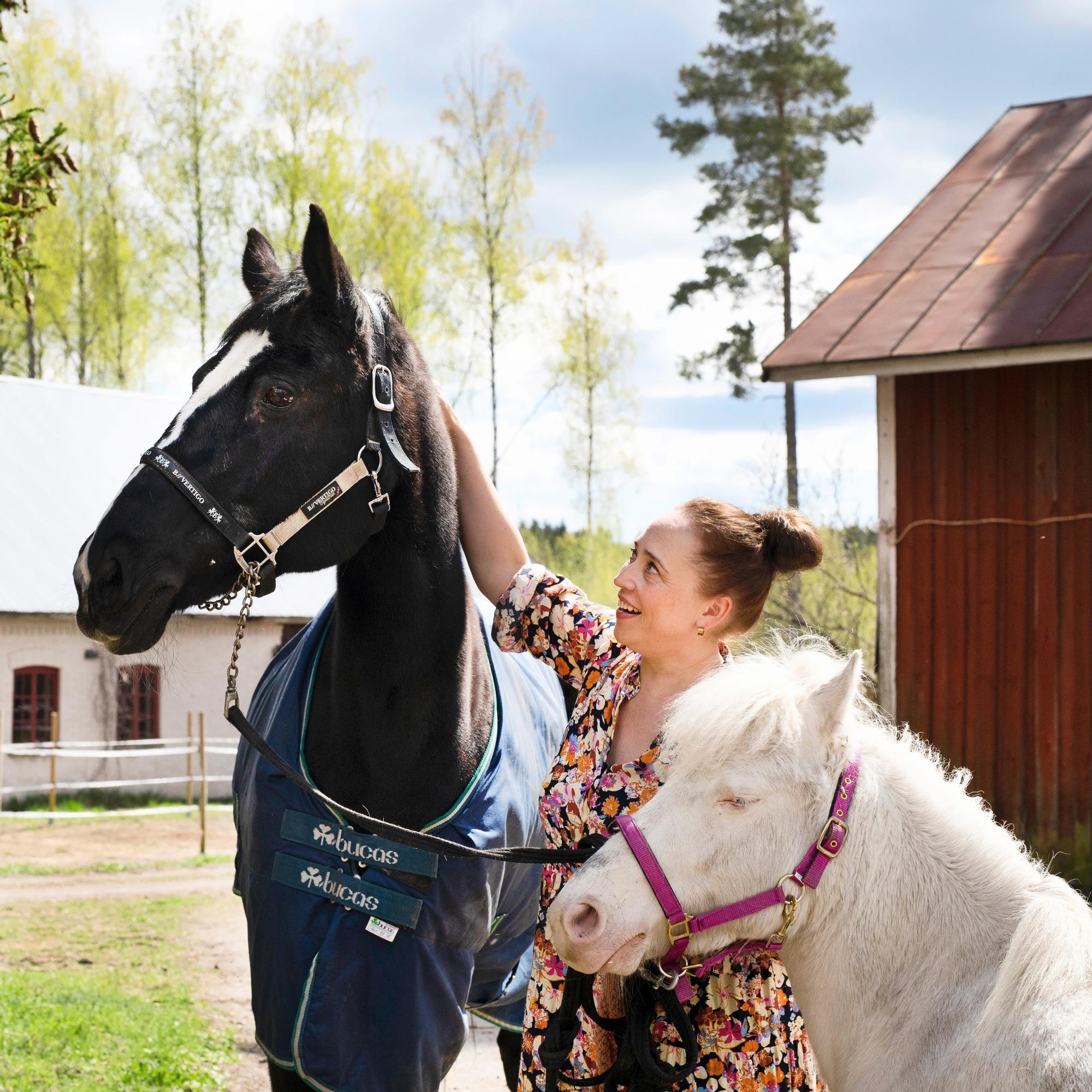 Mari toteutti lapsuuden haaveensa omasta hevostilasta – ”Muutto maalle oli unelma ja painajainen”