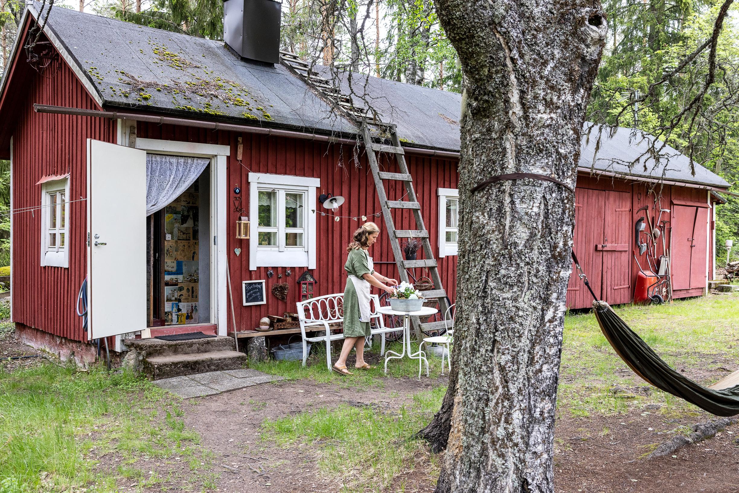 Punainen maalaistalon piharakennus