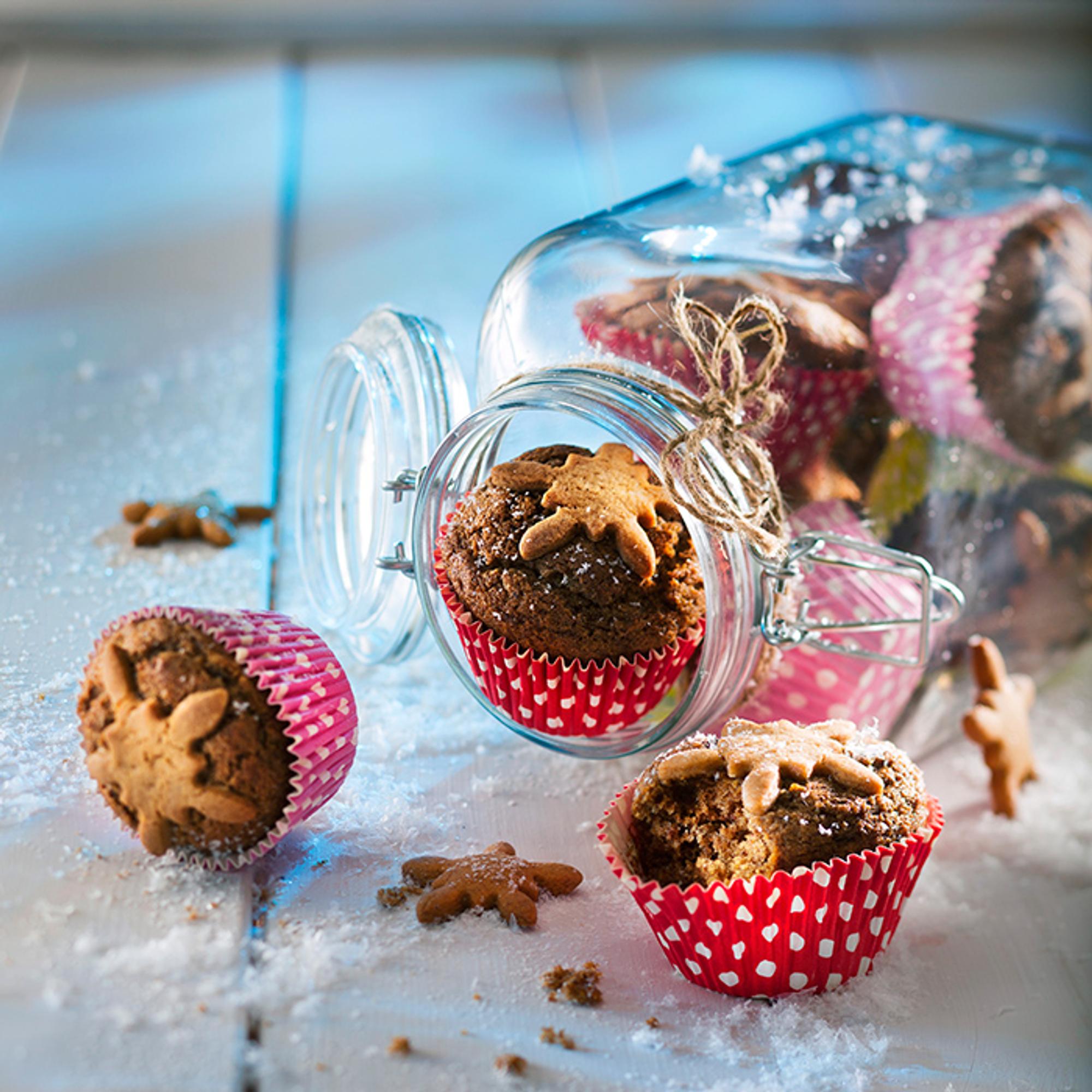 Taatelimuffinit piparikoristein