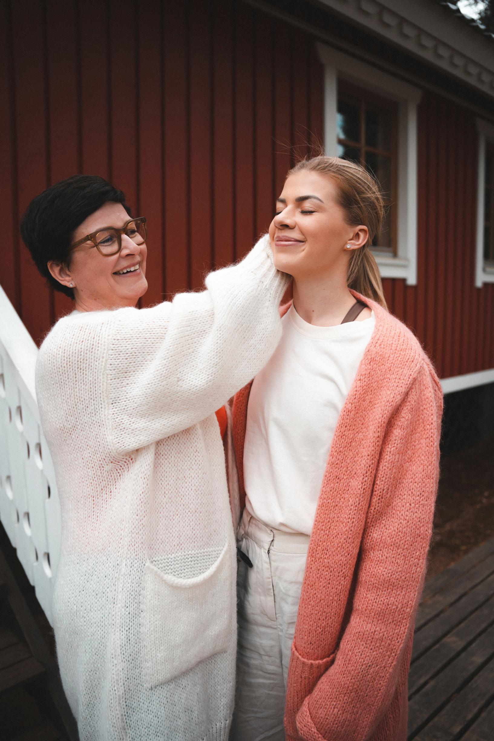 Pernilla Böckerman äitinsä Riikan kanssa