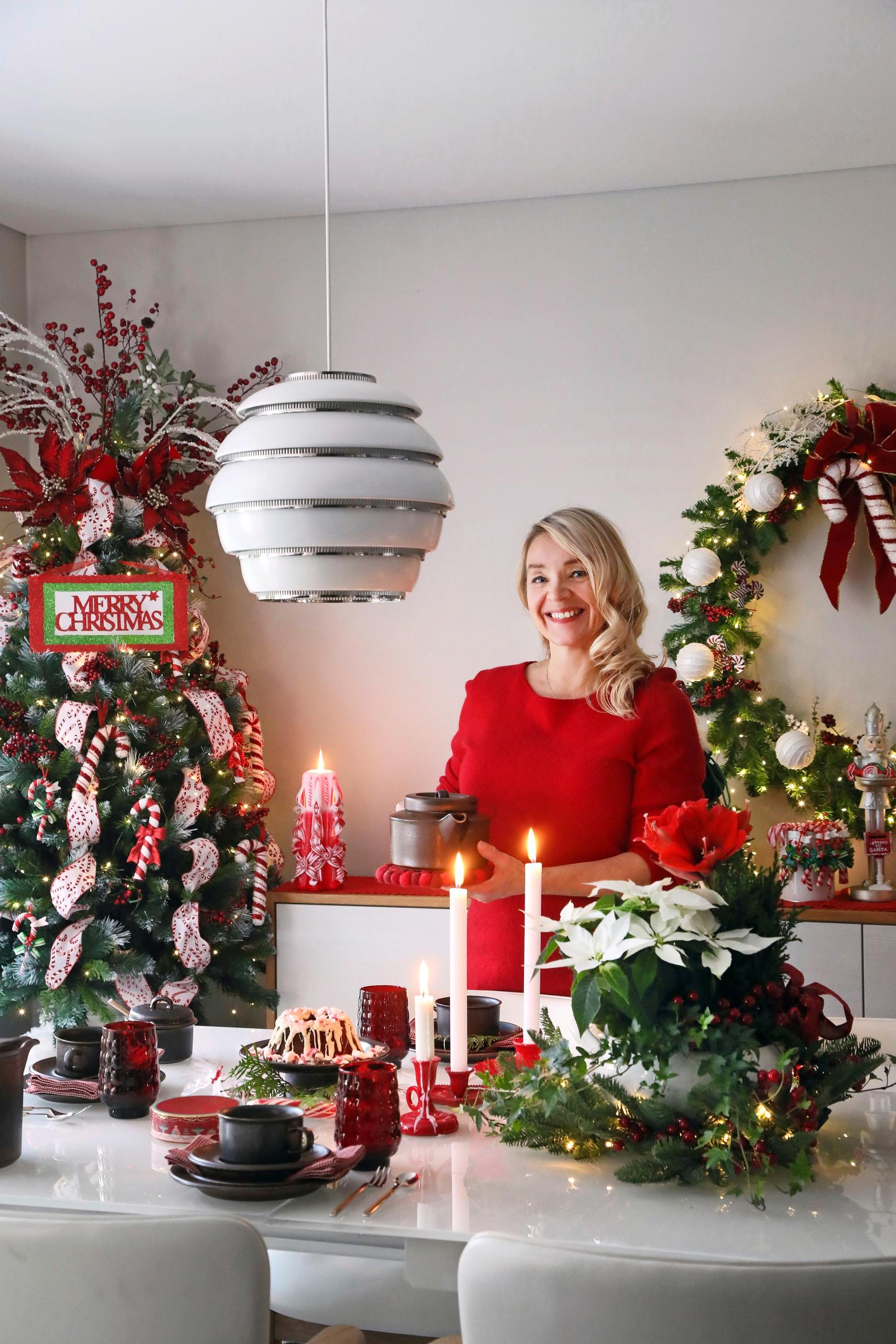 Hanna koristellussa keittiössä.