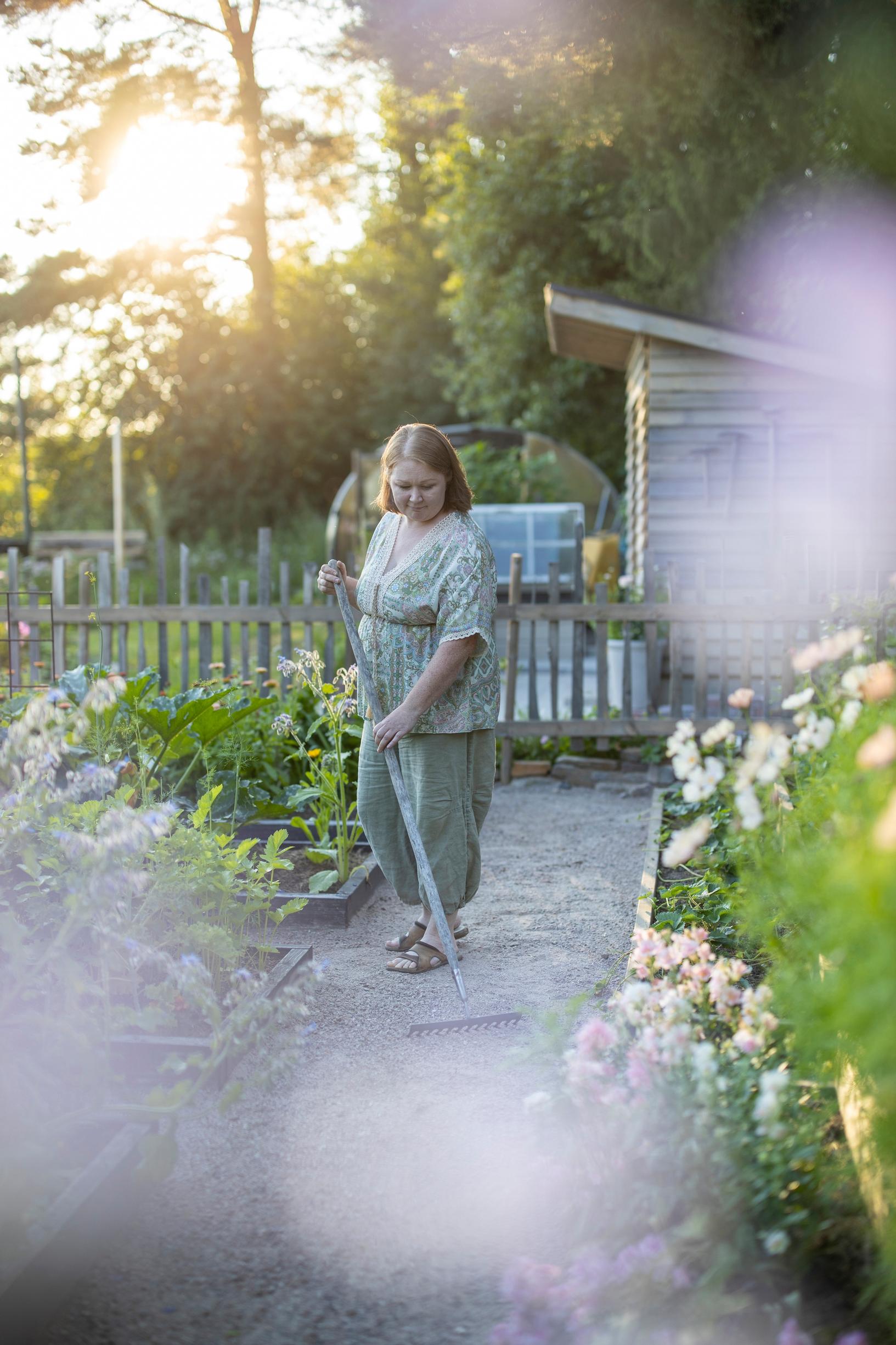 Viljelypenkkien kaulukset ja hiekkakäytävät viimeistelevät siistin yleisilmeen.
