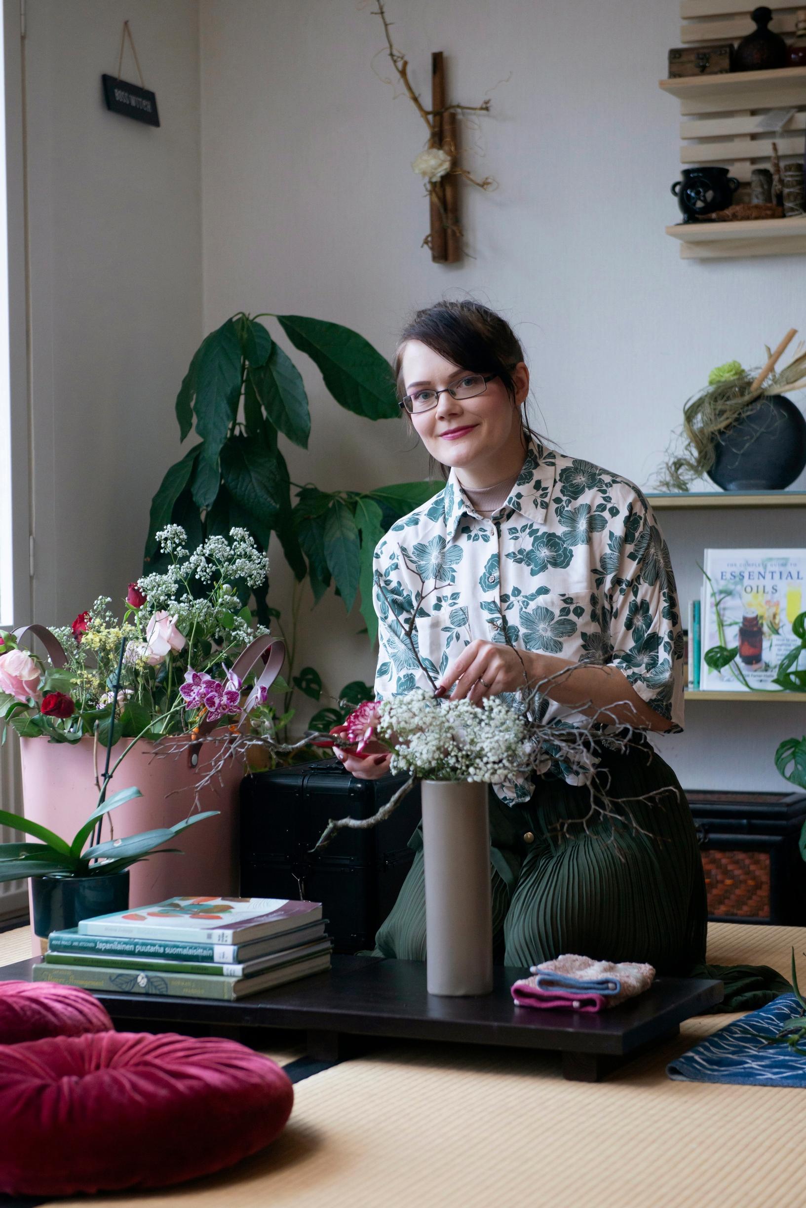 Halla Kantola ja ikebana-asetelmat