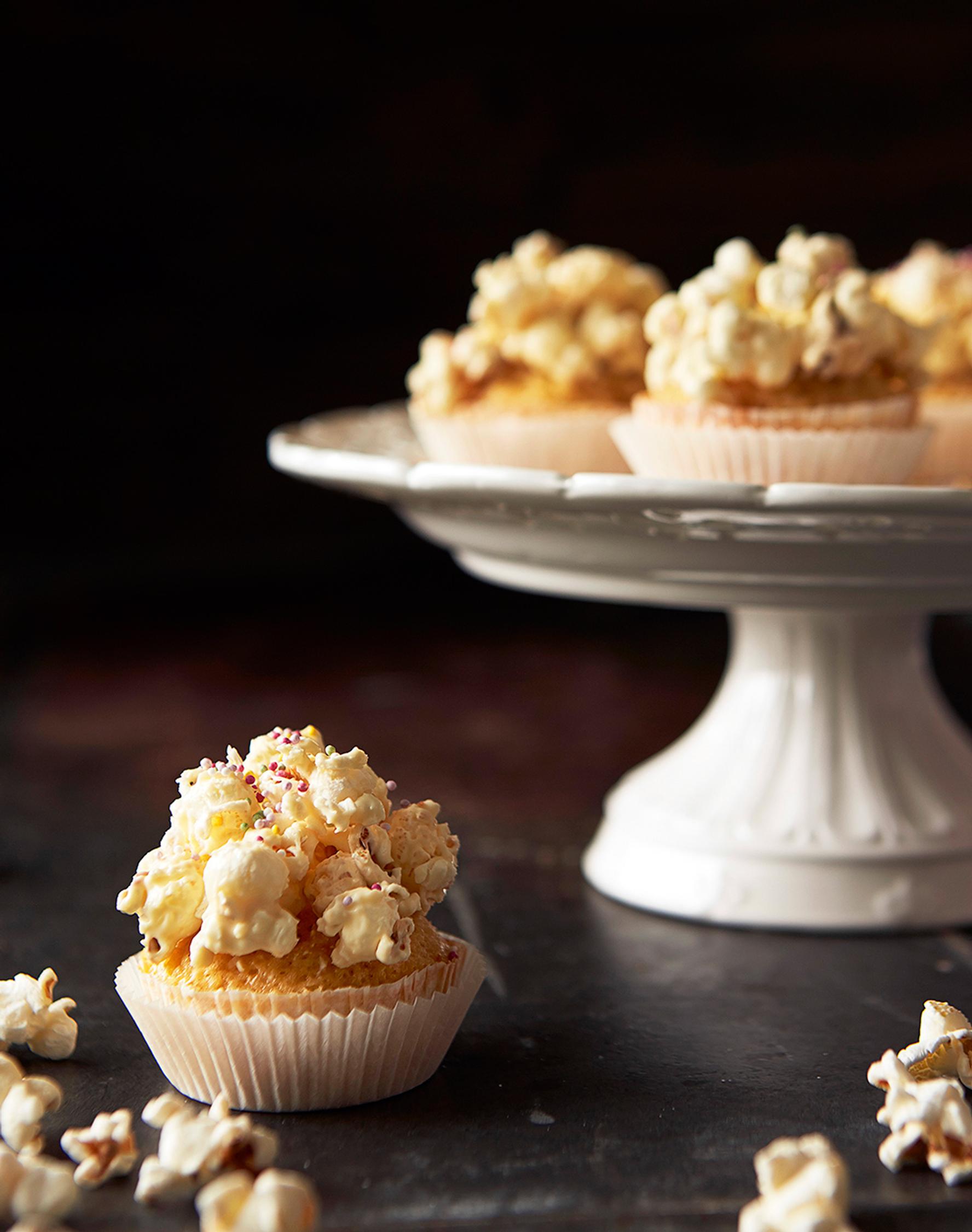 Blondie-kuppikakut popcorn-kuorrutteella