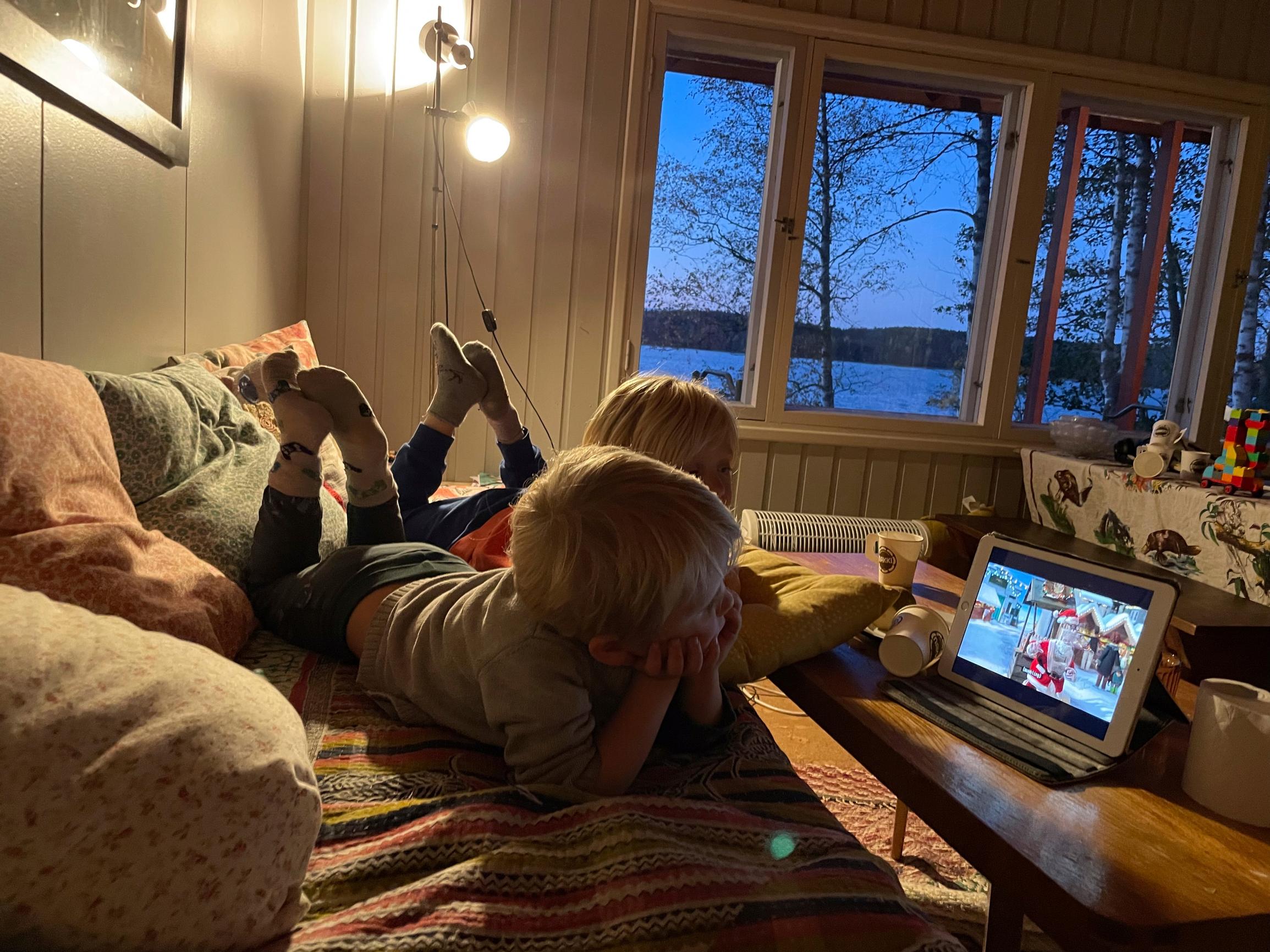 Meri-Tuuli Väntsi lapset katsovat ruudusta ohjelmaa illalla mökillä