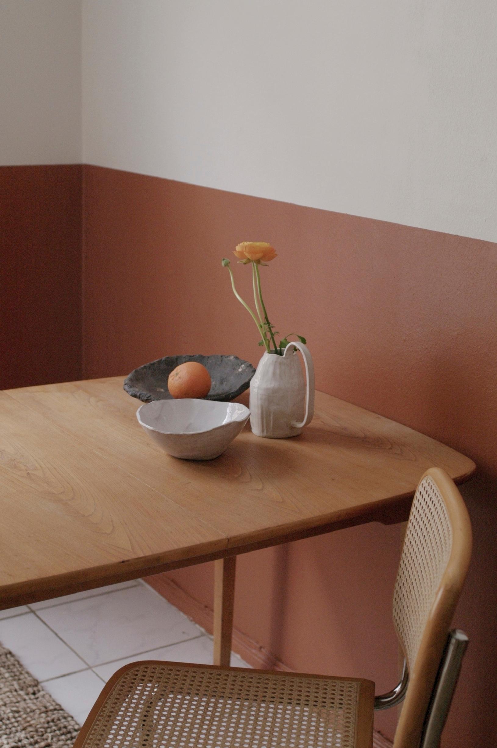 Keramiikka-astioita Studio Savillan pöydällä.