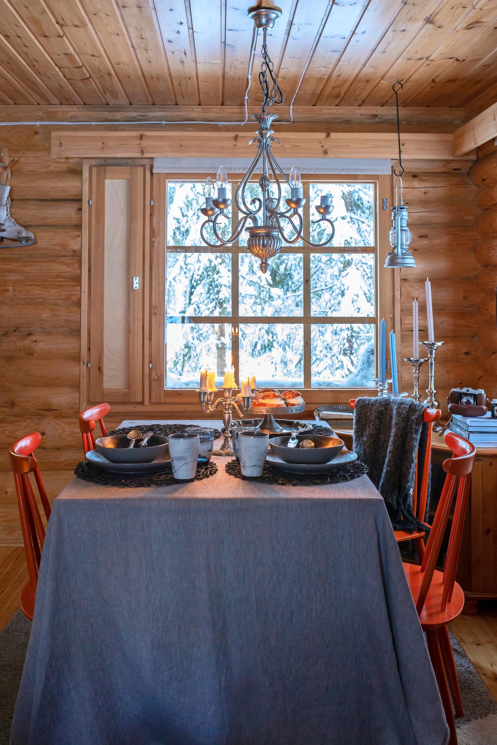 Mökin tuvassa on pöytä katettu