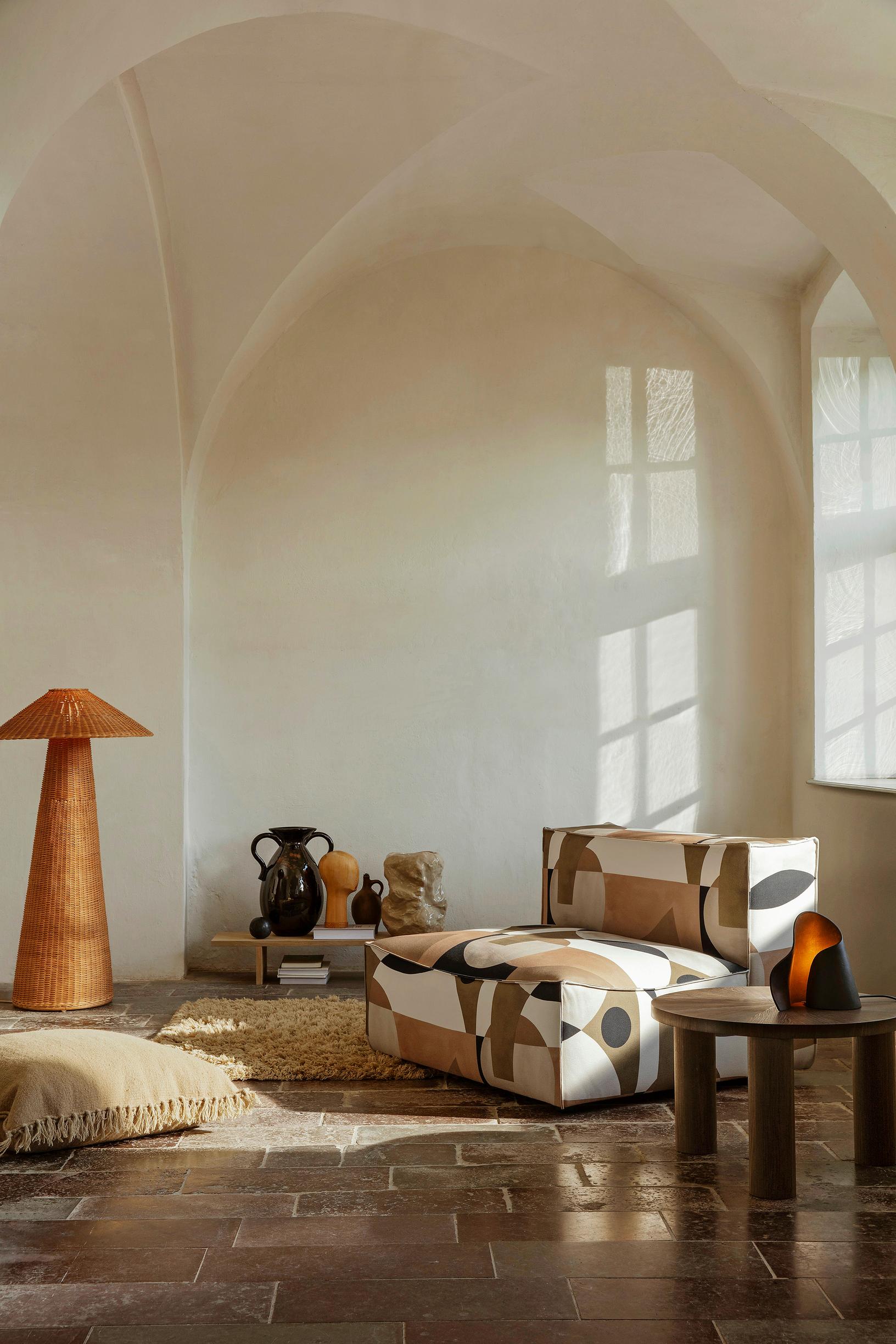 Ferm Livingin Dou-lattia­valaisin ja Post-tammiviilupöytä