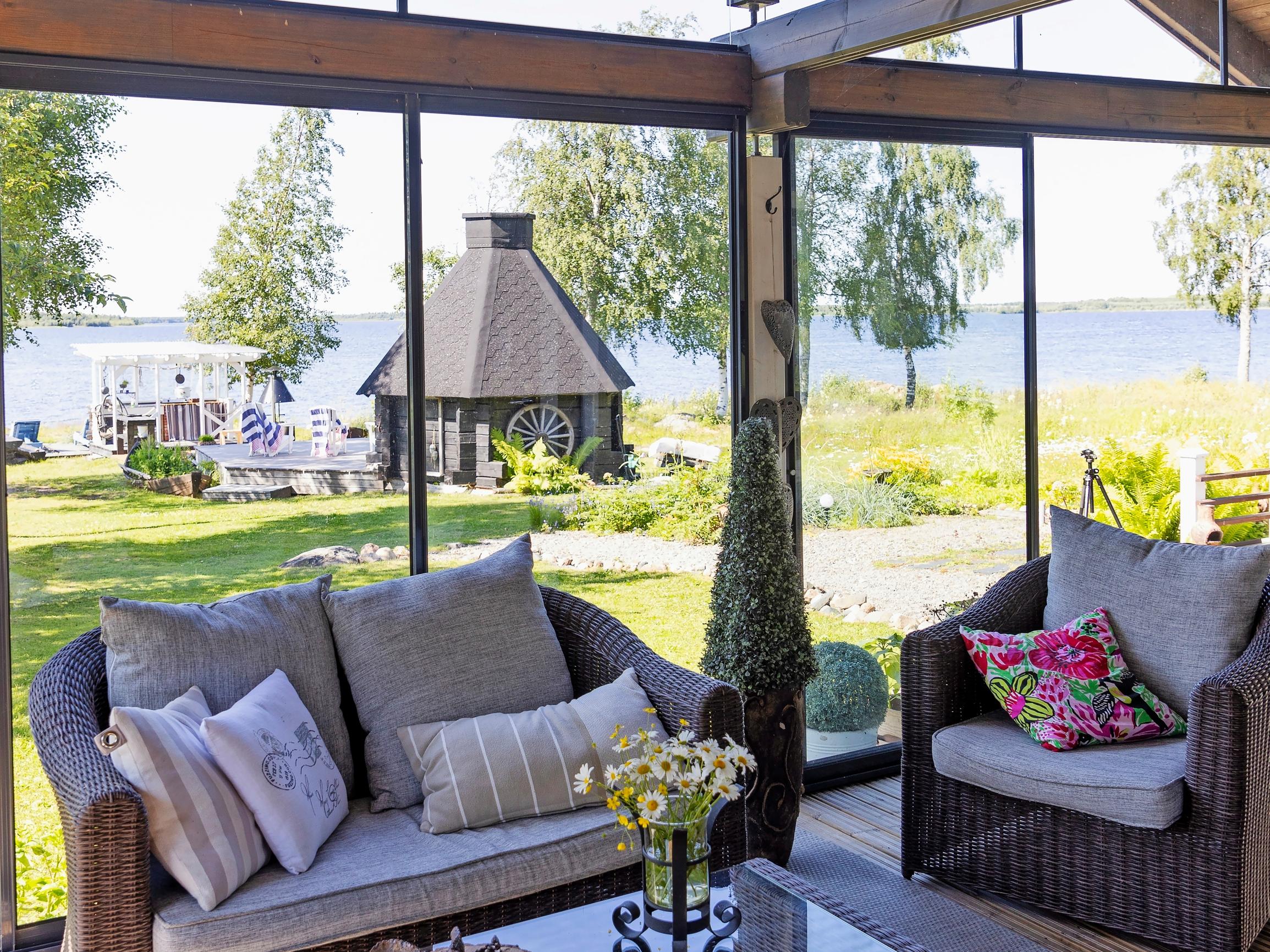 Todelliset ideanikkarit! Pergolan reunat ajopuusta, seinäkoriste kalaverkoista... vain mielikuvitus on rajana Ekin ja Maritan saarimökillä