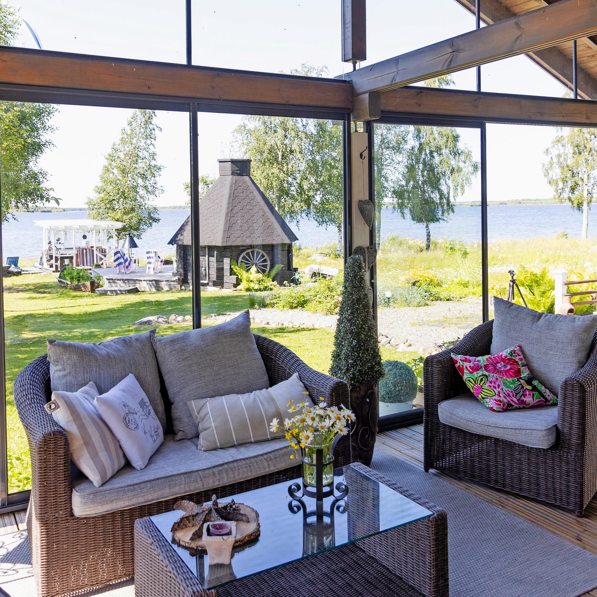 Todelliset ideanikkarit! Pergolan reunat ajopuusta, seinäkoriste kalaverkoista... vain mielikuvitus on rajana Ekin ja Maritan saarimökillä