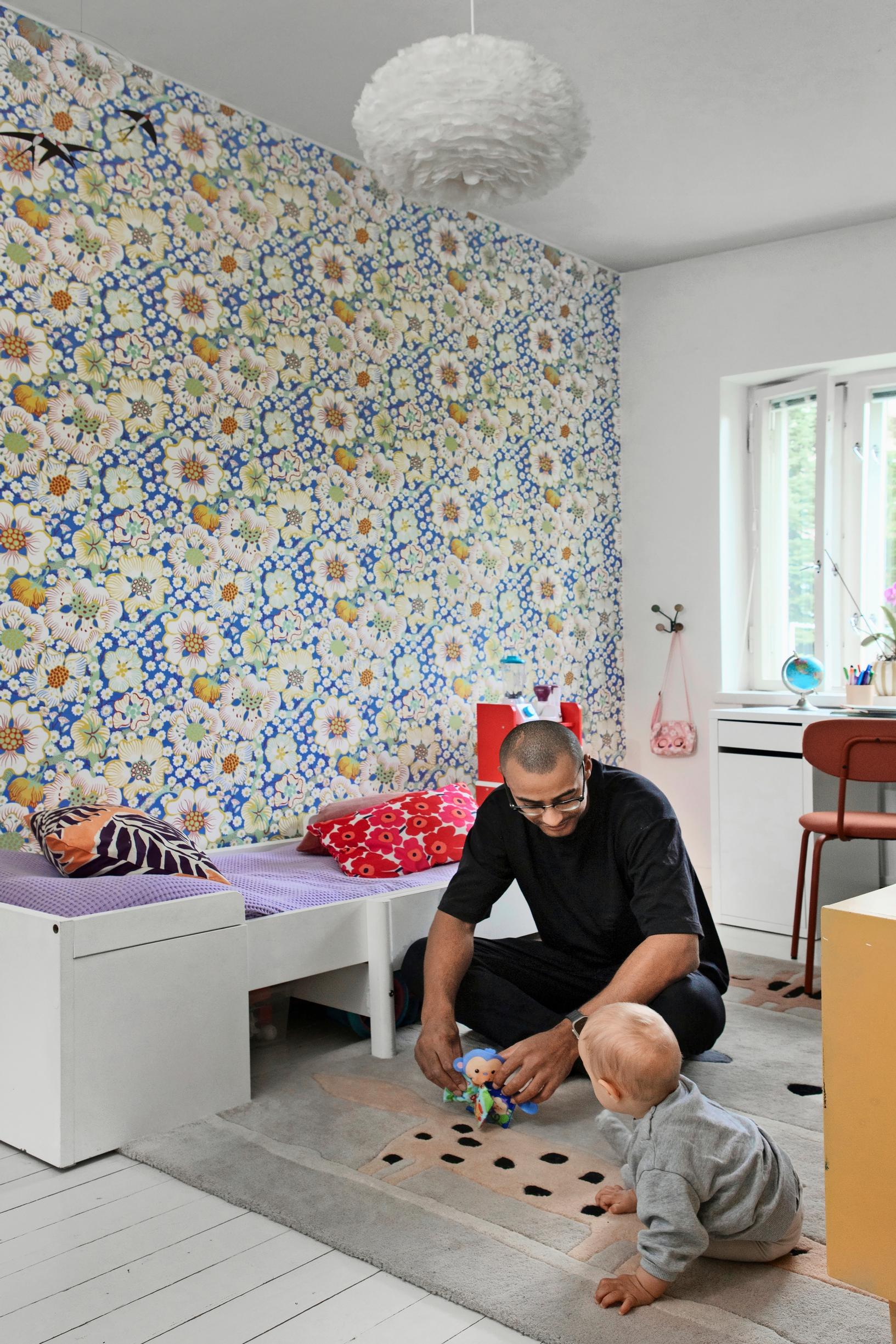 Kevin ja Liam sekä Svenskt Tennin Eldblomma-tapetti