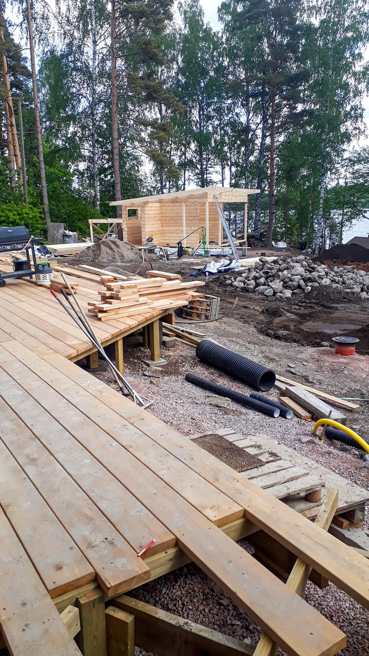 Kesäkeittiön puutavaraa