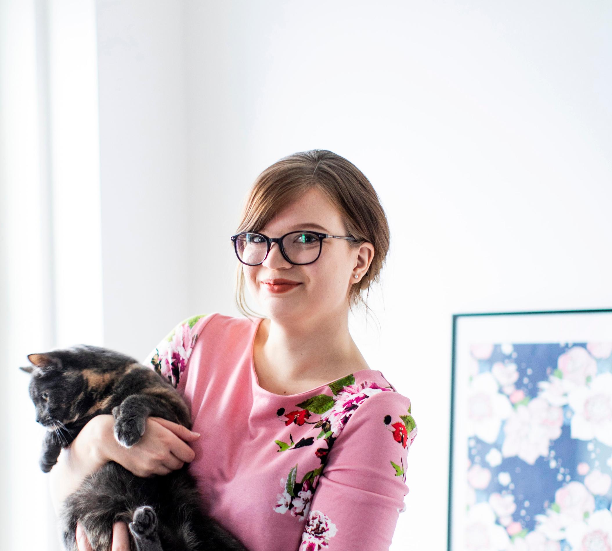 ”Kun neulon, unohdan kivut” – käsityöbloggaaja Henna Haaralalle neulominen on terapiaa