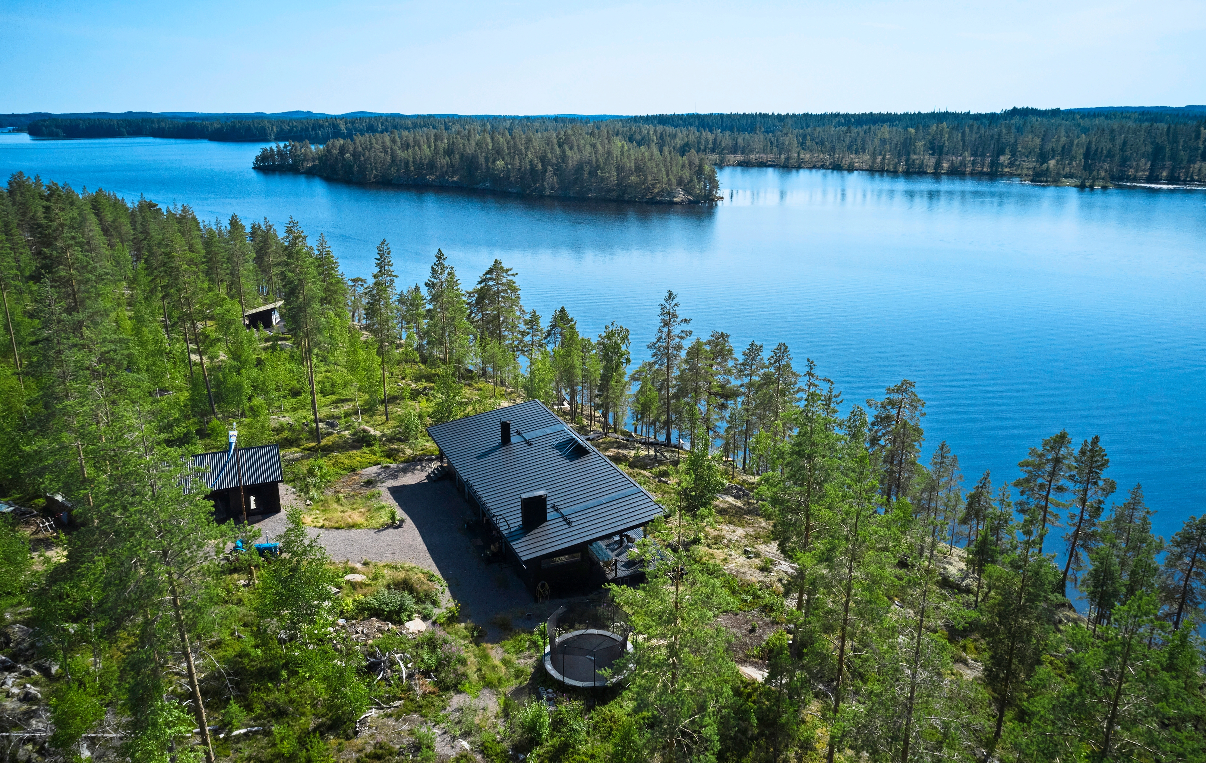 Modernin hirsimökin rakentaminen saareen | Meillä kotona