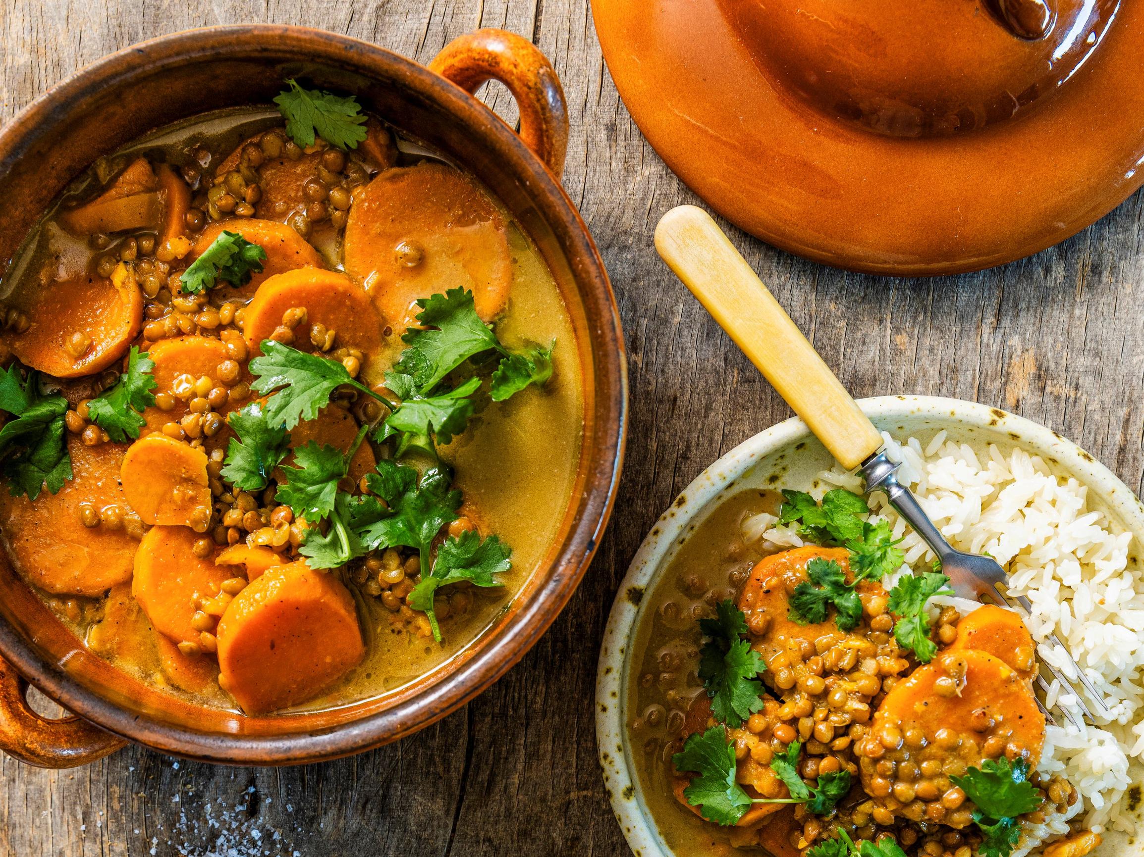 Bataatti-linssipata on täydellisen täyttävä, mutta kepeä arkiruoka