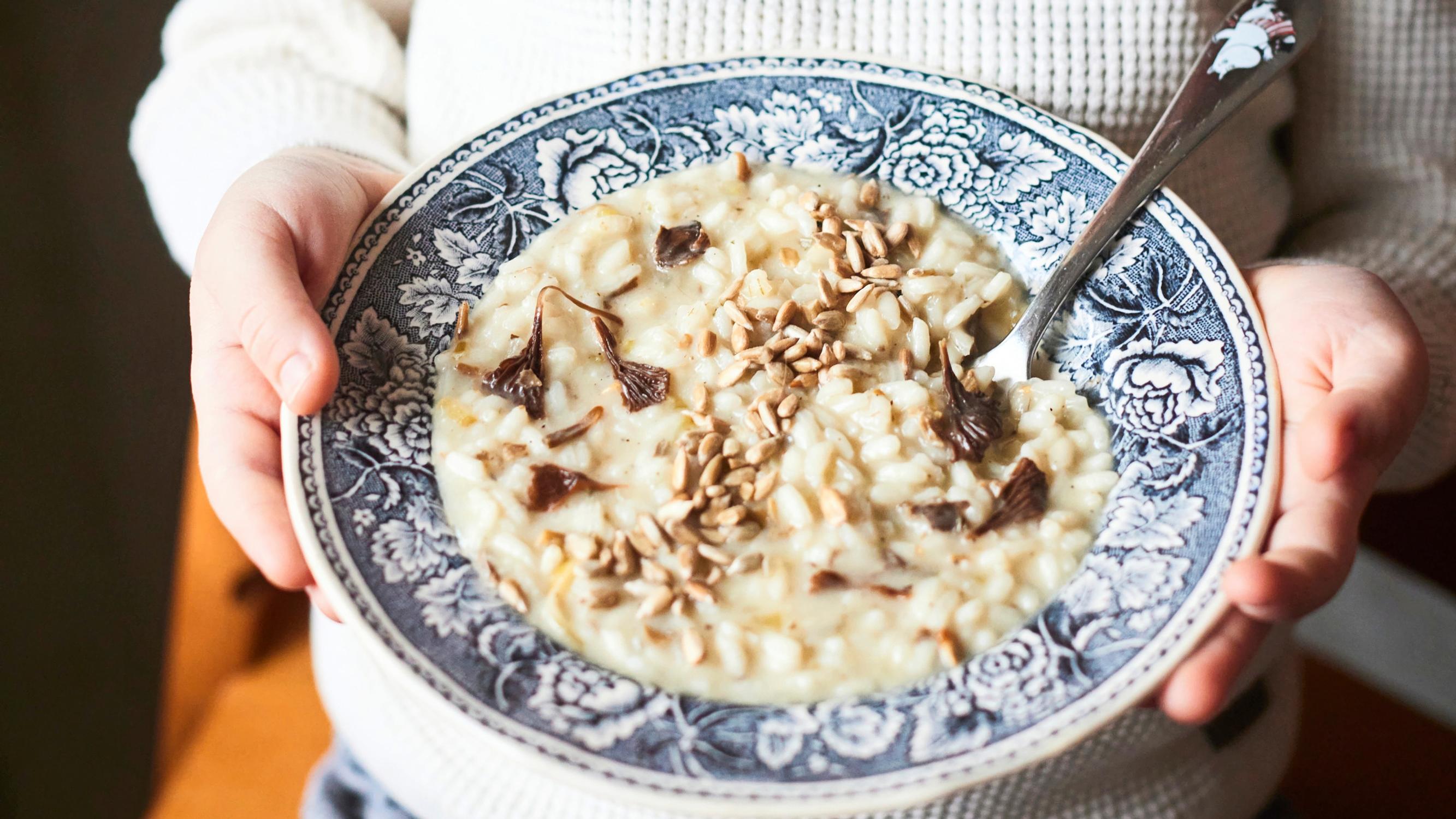 Risotto kuivatuista sienistä – Satu Koiviston yllättävän helppo arkiresepti maistuu koko perheelle