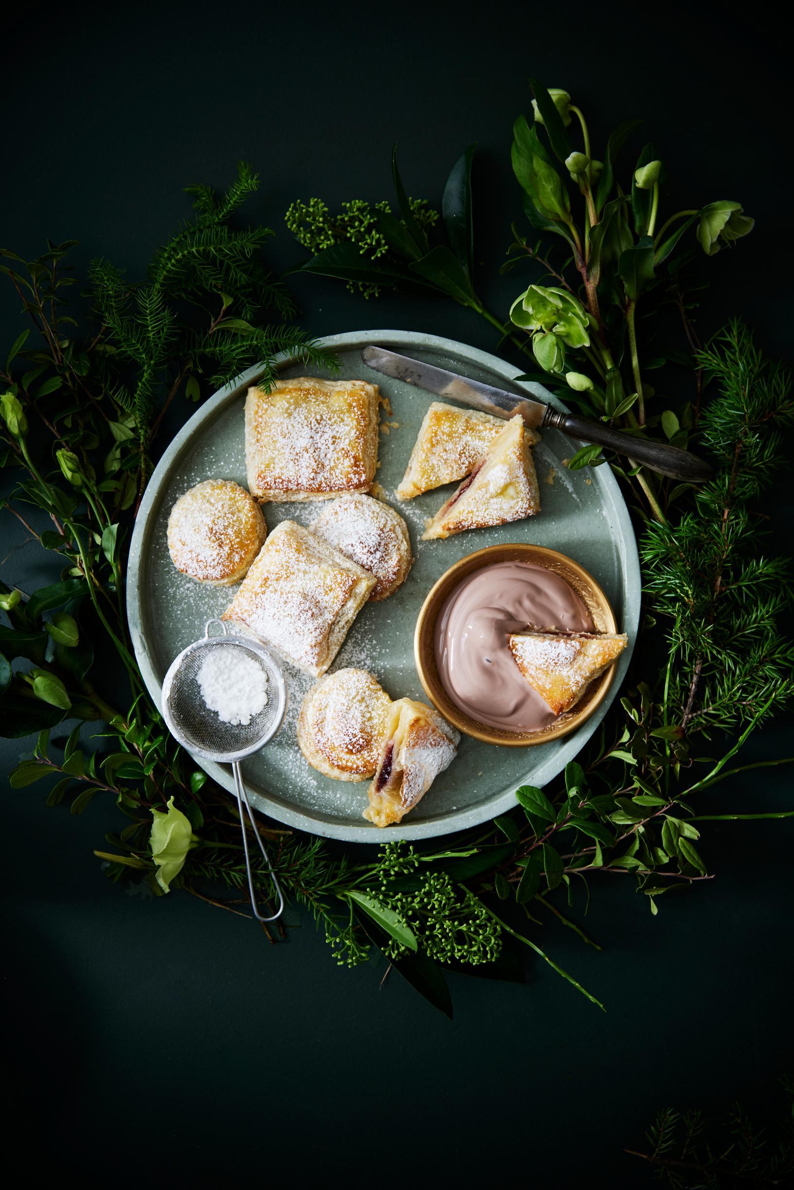 Makeat tortturaviolit ja jälkiruokakastike tarjoulualustalla.