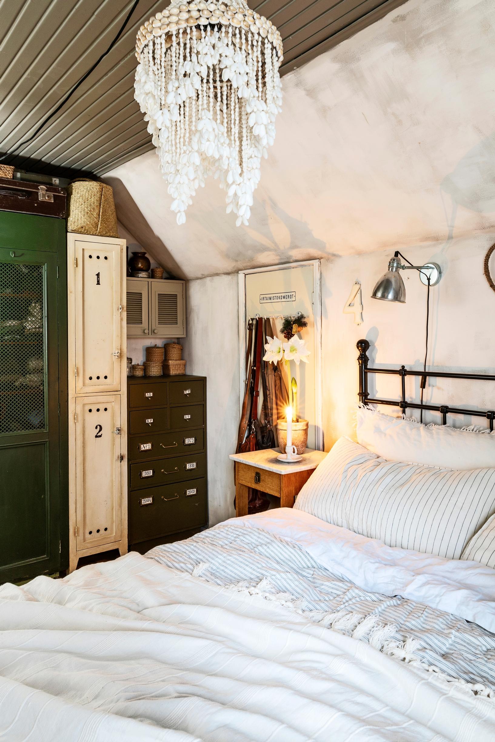 Vanhan talon makuuhuoneessa on erilaisia lipastoja ja kaappeja