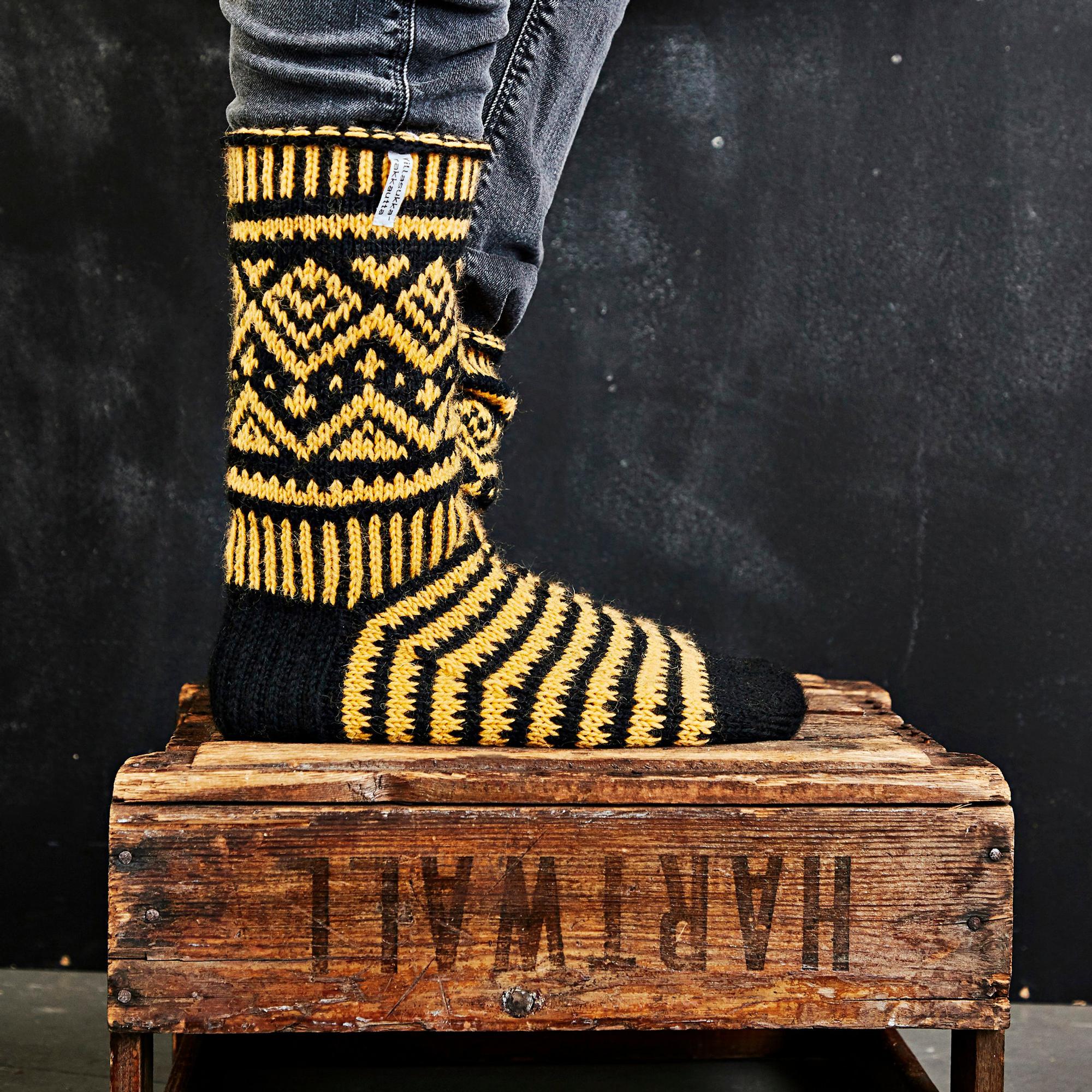 Miesten kirjoneulesukat kahdella värillä – neulo sukat JonSukistaan tutun Jonna Nordströmin ohjeella