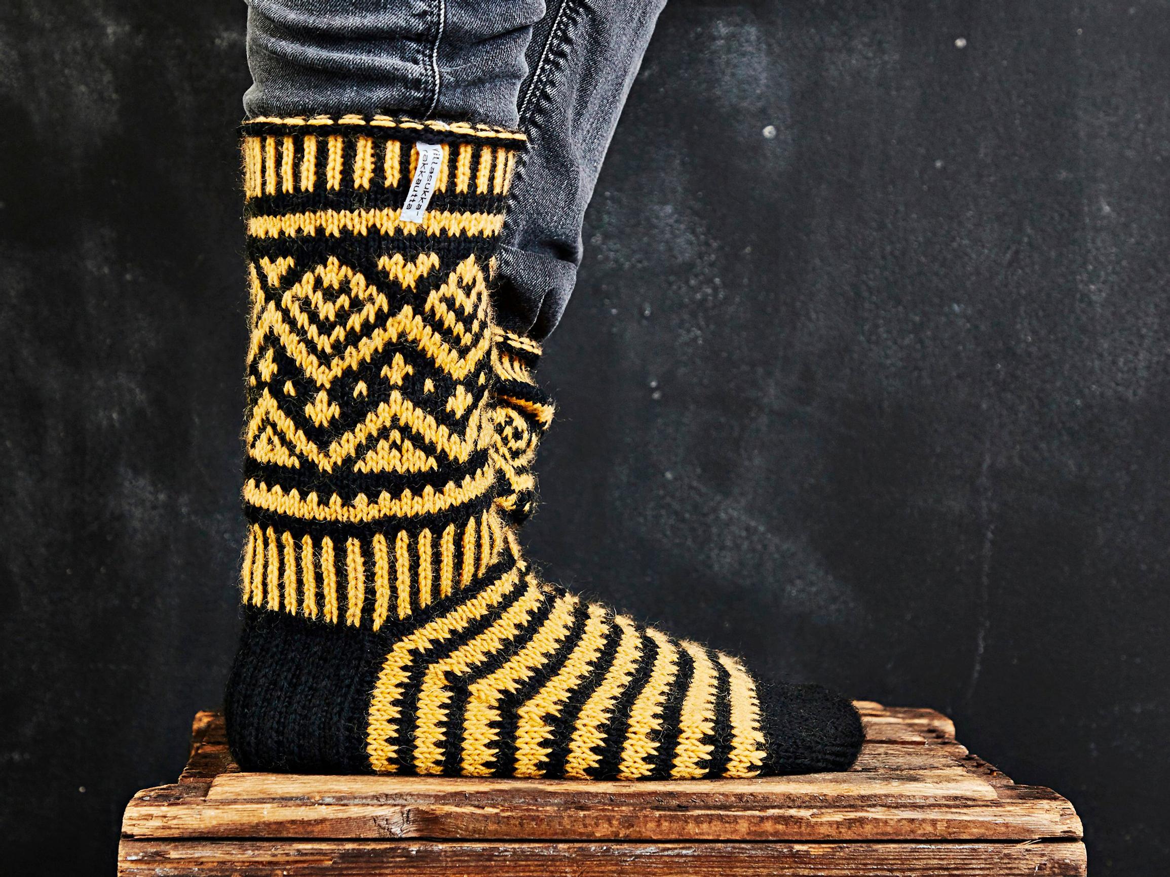 Miesten kirjoneulesukat kahdella värillä – neulo sukat JonSukistaan tutun Jonna Nordströmin ohjeella