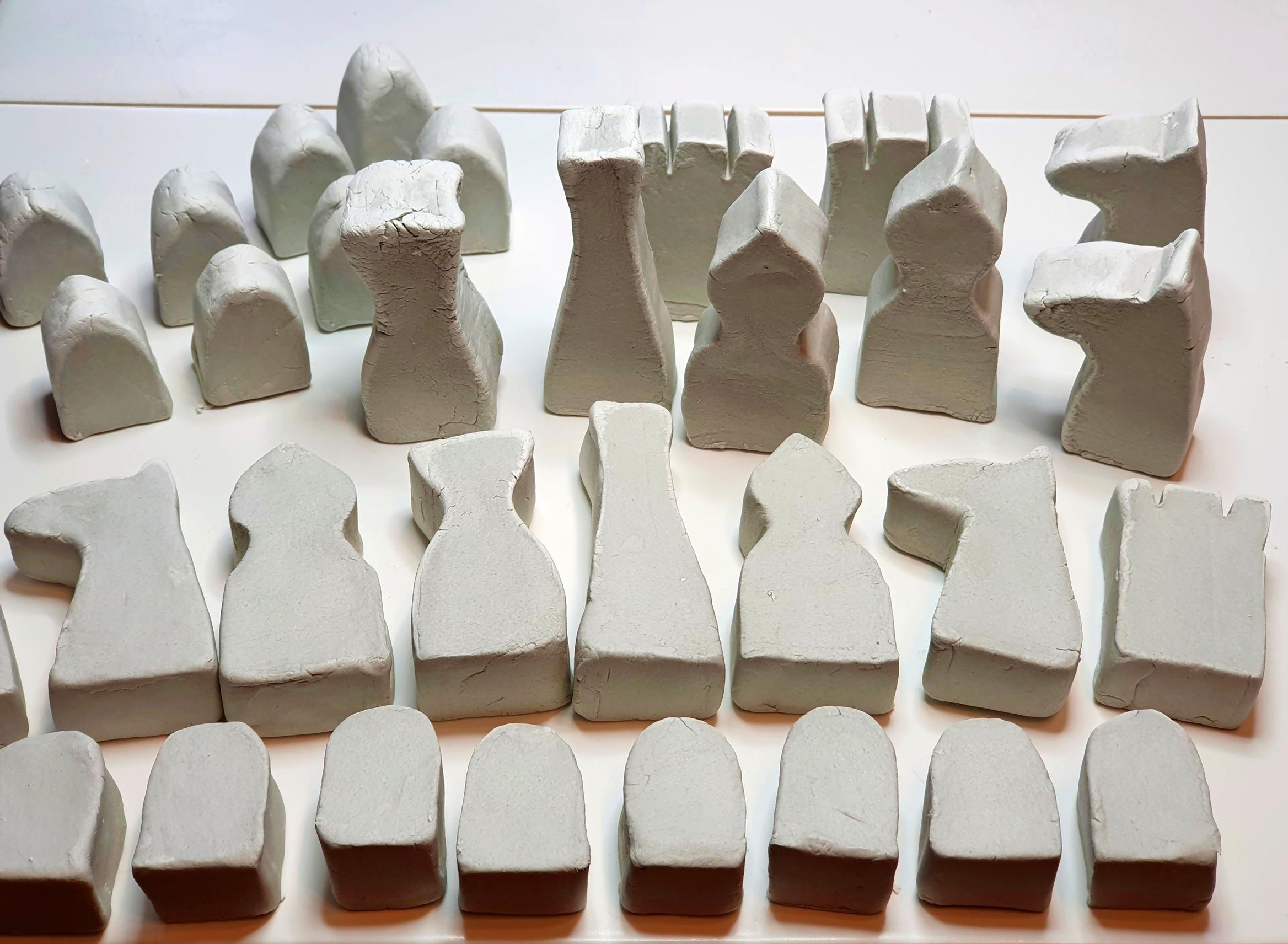 leikatut ja muotoillut shakkipalat kuivumassa.