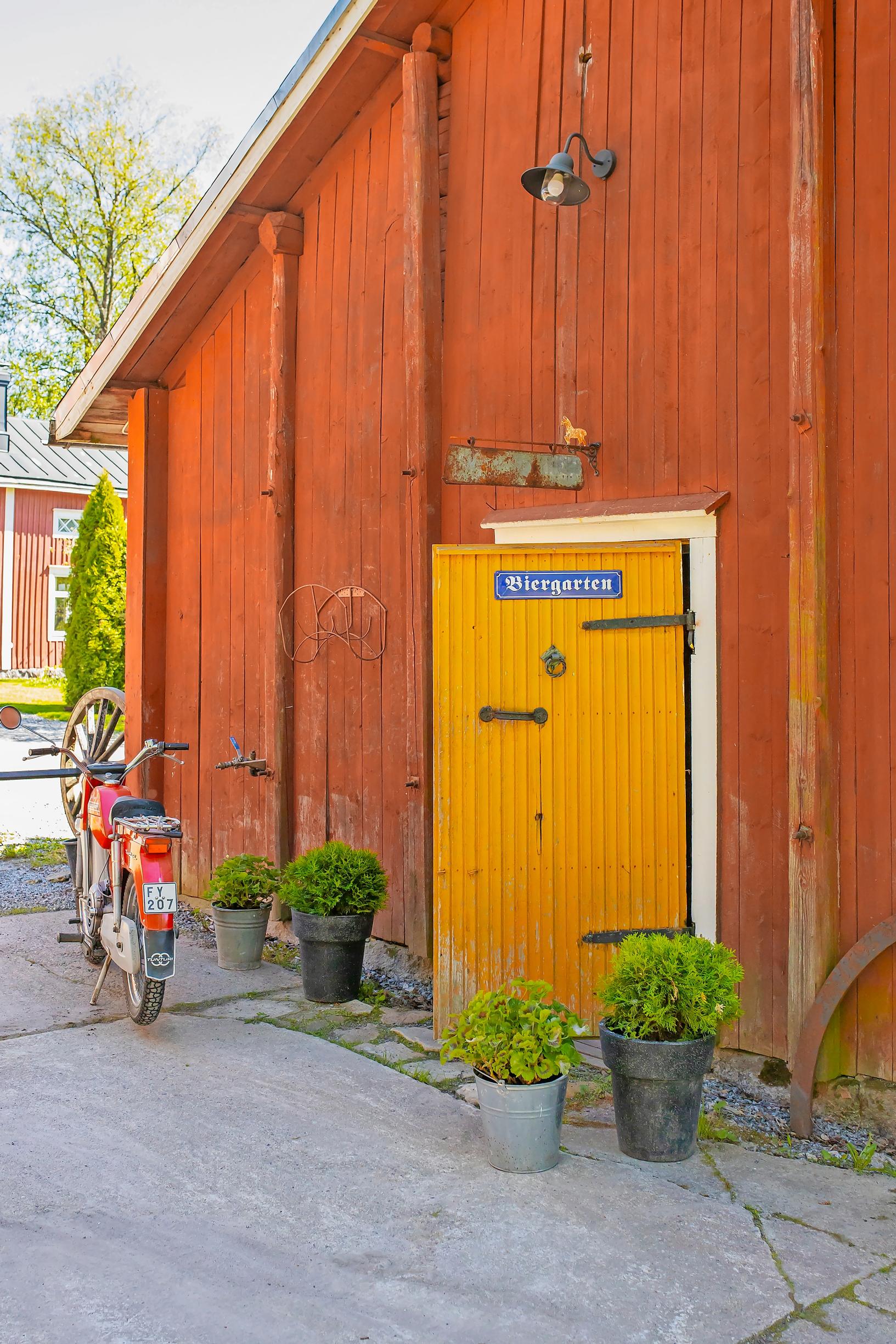 Punaisen navetan keltainen ovi auki