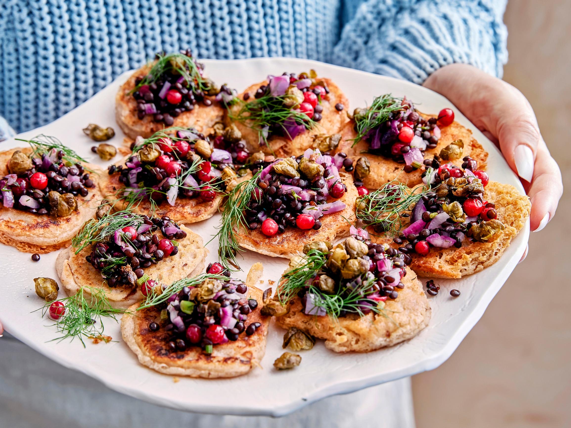 Vegaaniset blinit – lusikoi päälle puolukkaista linssikaviaaria ja rapeita kapriksia