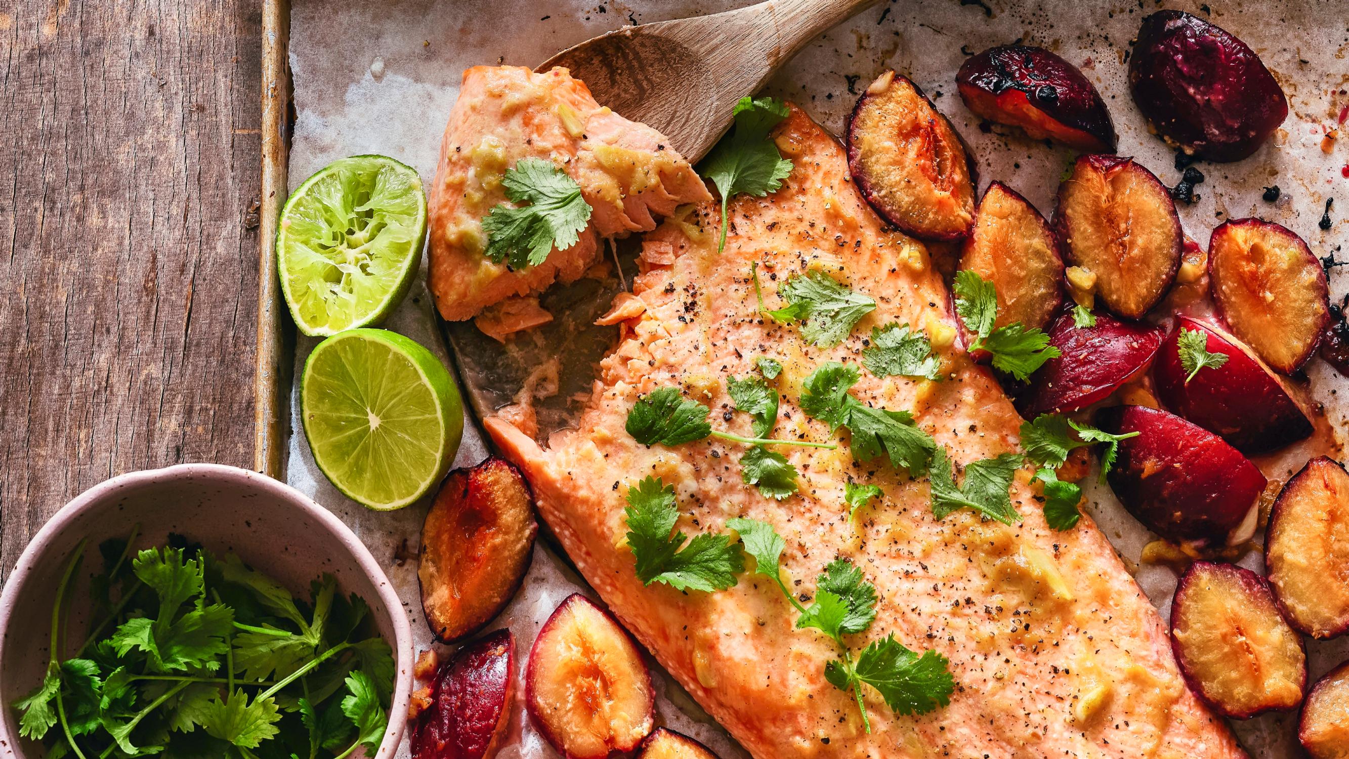 Luumuinen misolohi – syksyn houkuttelevin peltiruoka maustetaan inkiväärillä ja valkosipulilla