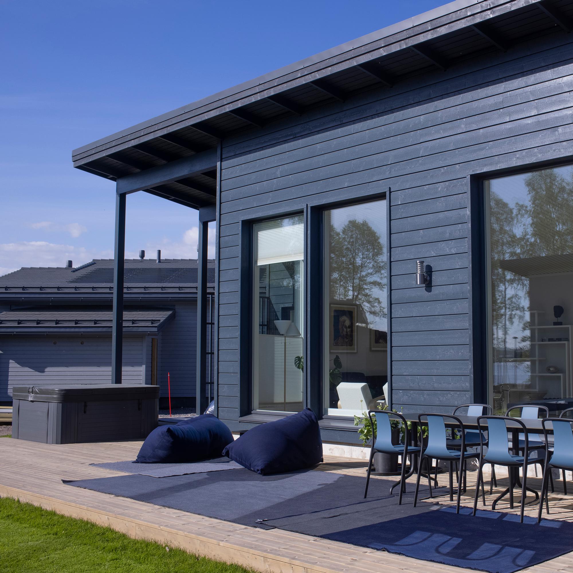 Pulpettikattojen paluu ja rakentamista ilmaston ehdoilla – näin pientalorakentamisen trendit näkyvät Lohjan asuntomessuilla 