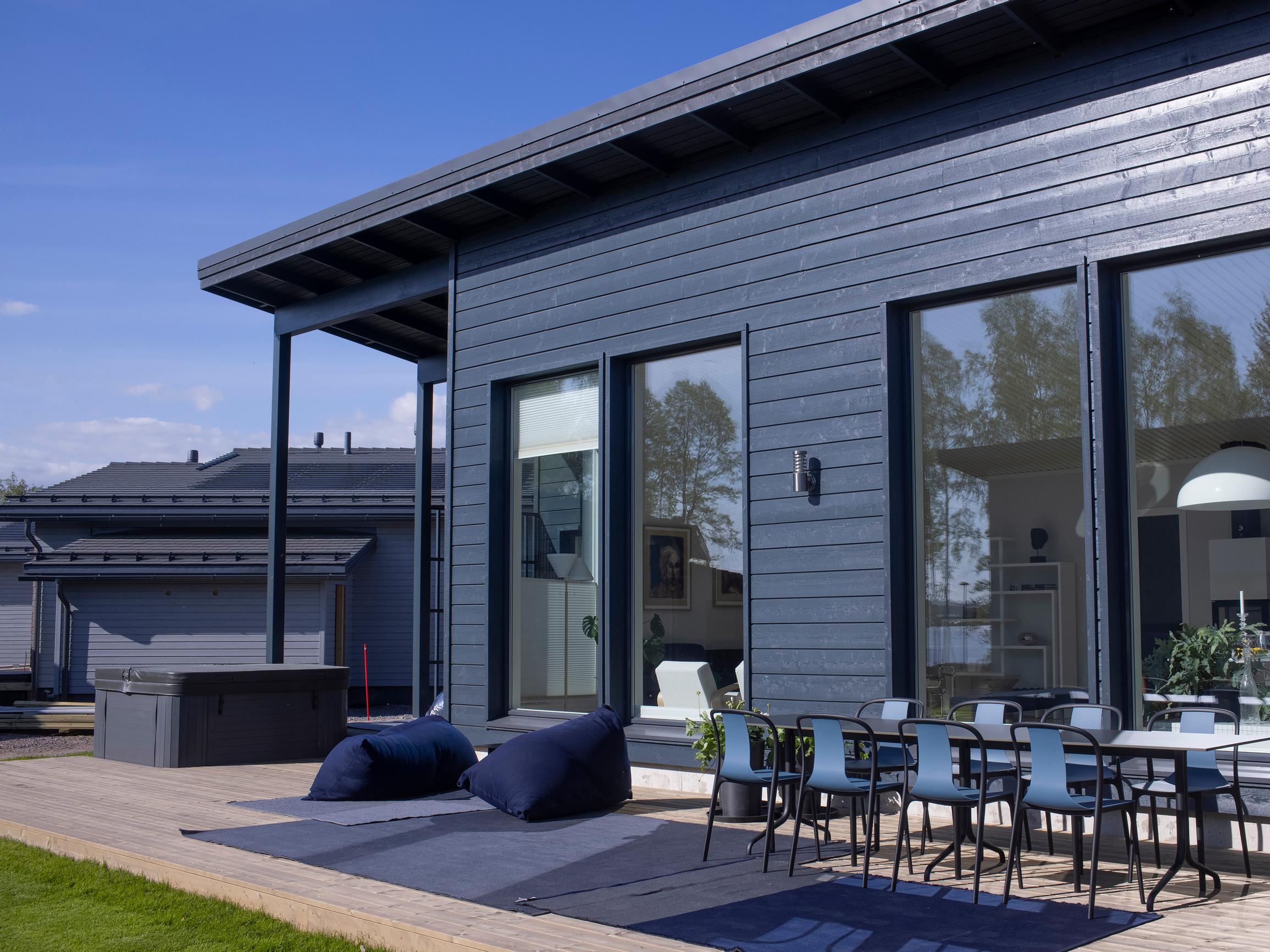 Pulpettikattojen paluu ja rakentamista ilmaston ehdoilla – näin pientalorakentamisen trendit näkyvät Lohjan asuntomessuilla 