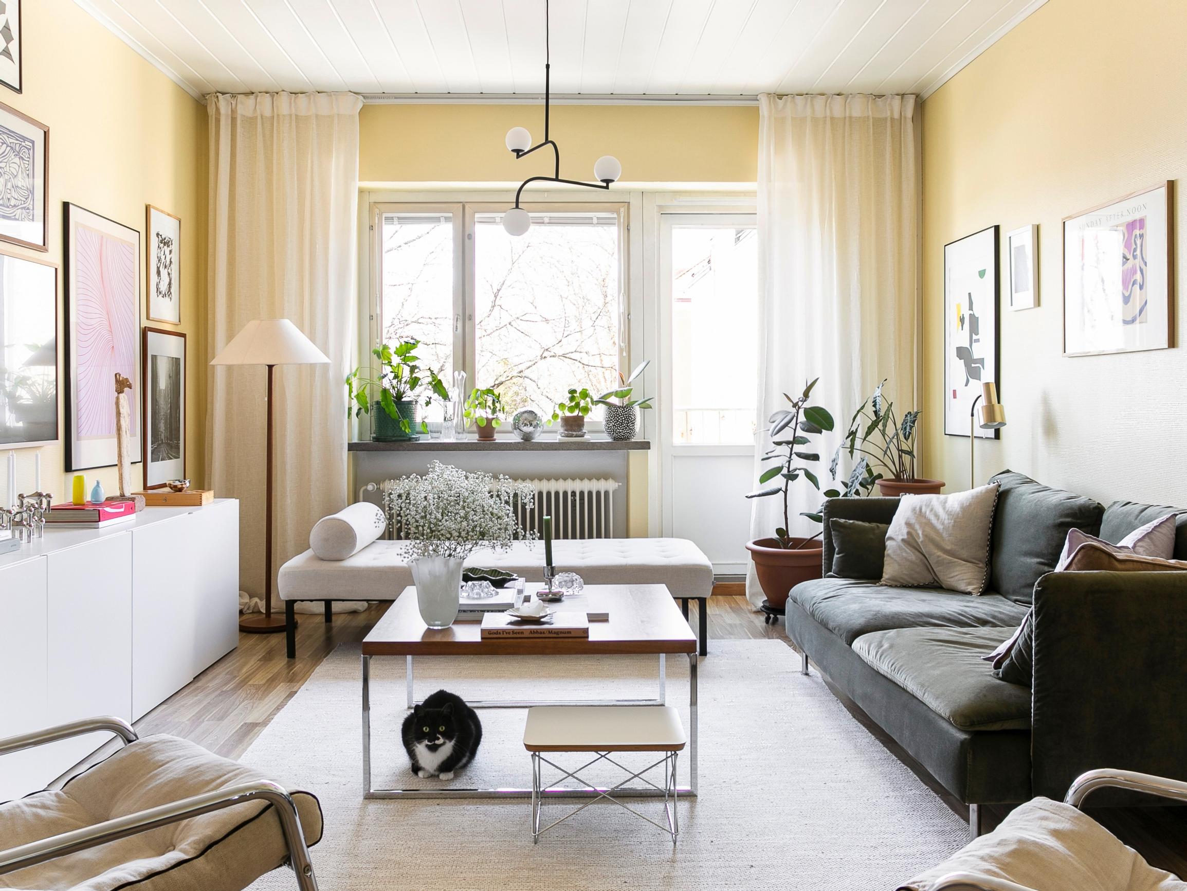 Mikä on verhojen oikea pituus? Entä miten verhotanko kannattaa asentaa? Nappaa kattavat vinkit verhojen valintaan ja ripustamiseen!