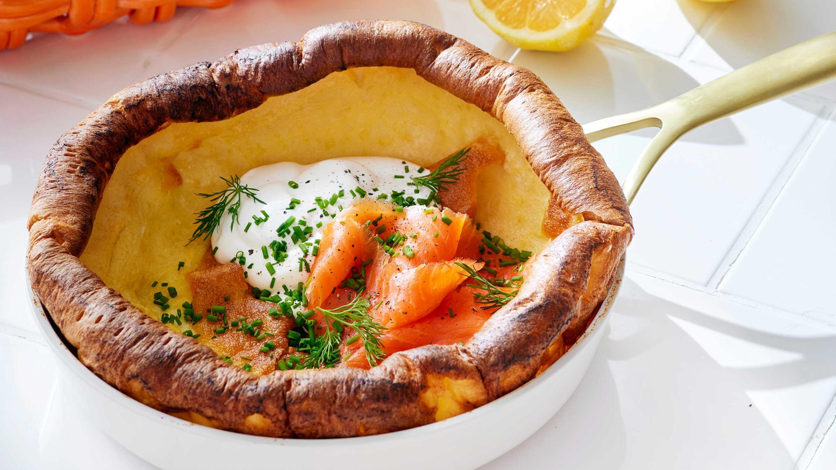 Sitruunainen ja kuohkea dutch baby -pannukakku aloittaa viikonloppuaamun suloisesti – tarjoile savulohen ja ranskankerman kera