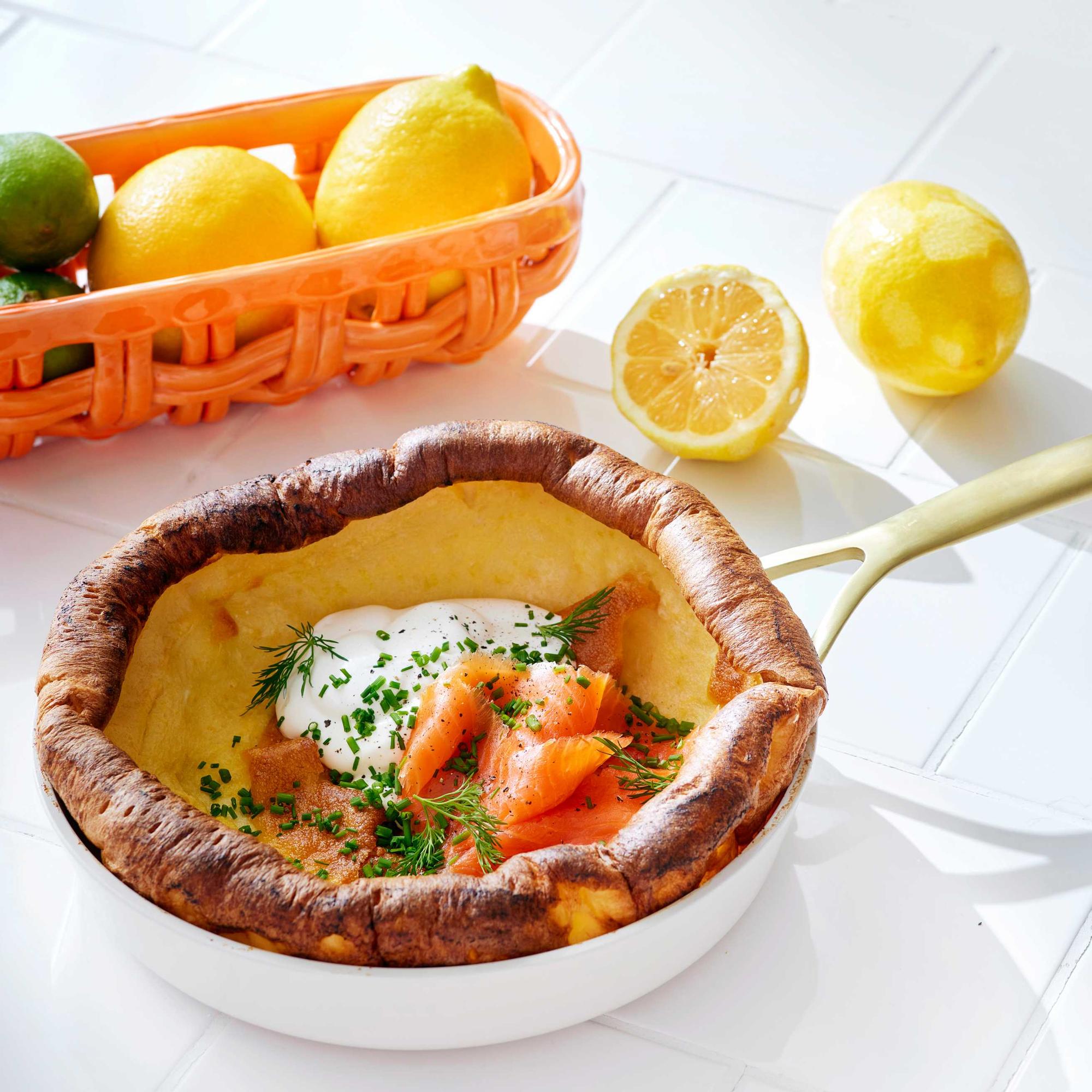 Sitruunainen ja kuohkea dutch baby -pannukakku aloittaa viikonloppuaamun suloisesti – tarjoile savulohen ja ranskankerman kera
