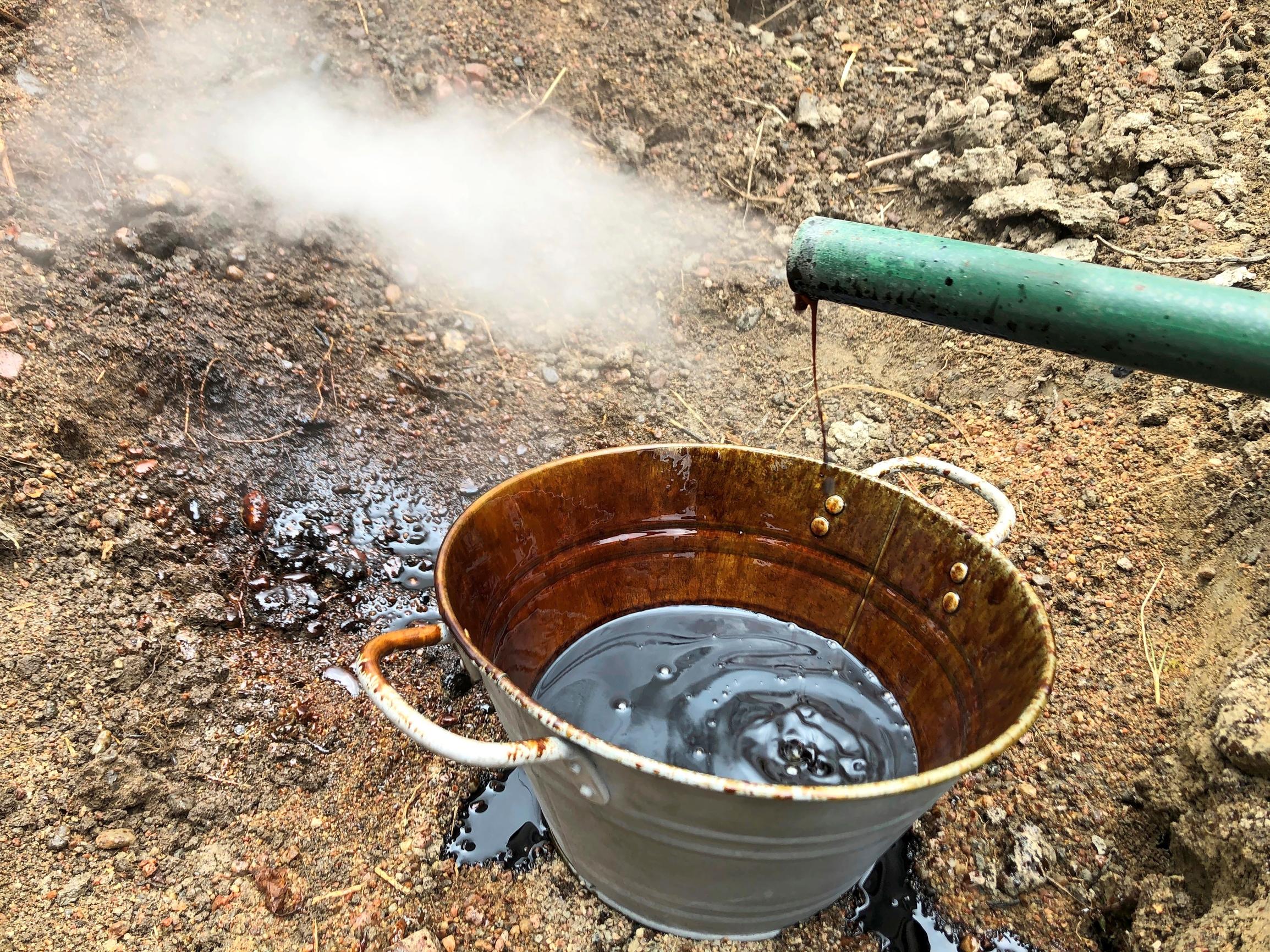 Terva valuu ämpäriin