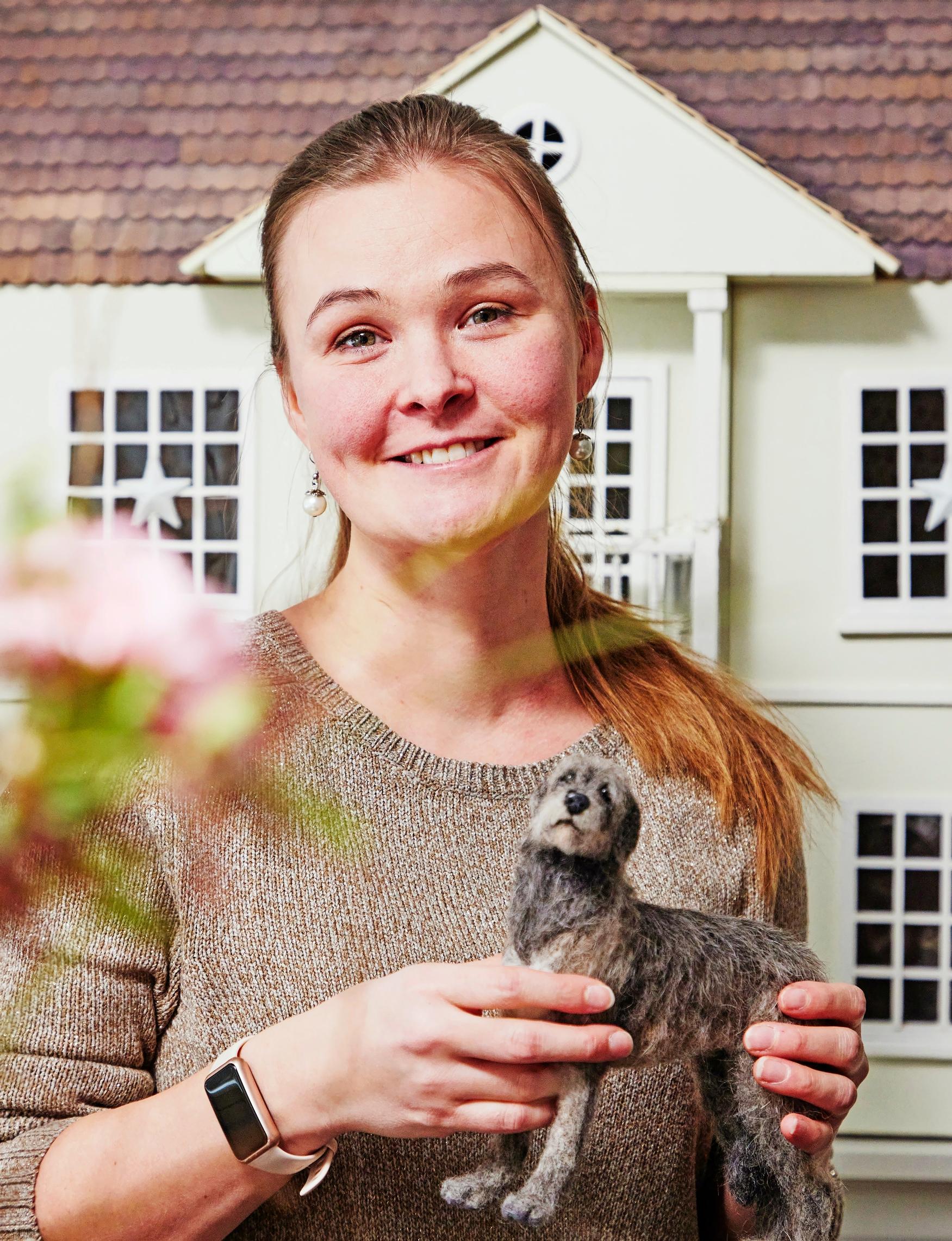 Emilia kädessään huopakoira.