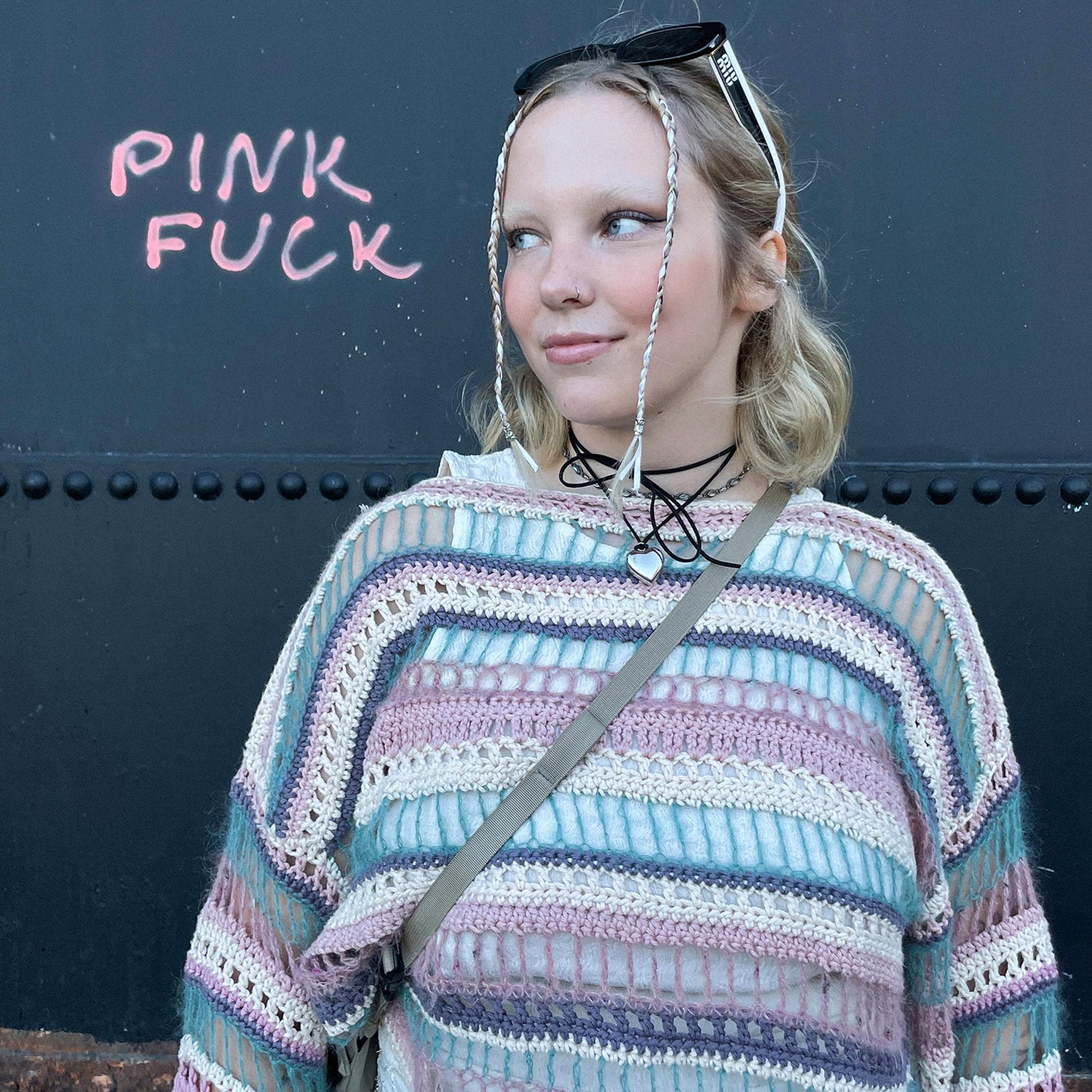 Pikamuotiin kyllästynyt Heta virkkasi kolmen päivän festariasunsa itse – ”Aikaa meni yli 150 tuntia, mikä kuulostaa jälkikäteen hurjalta!”