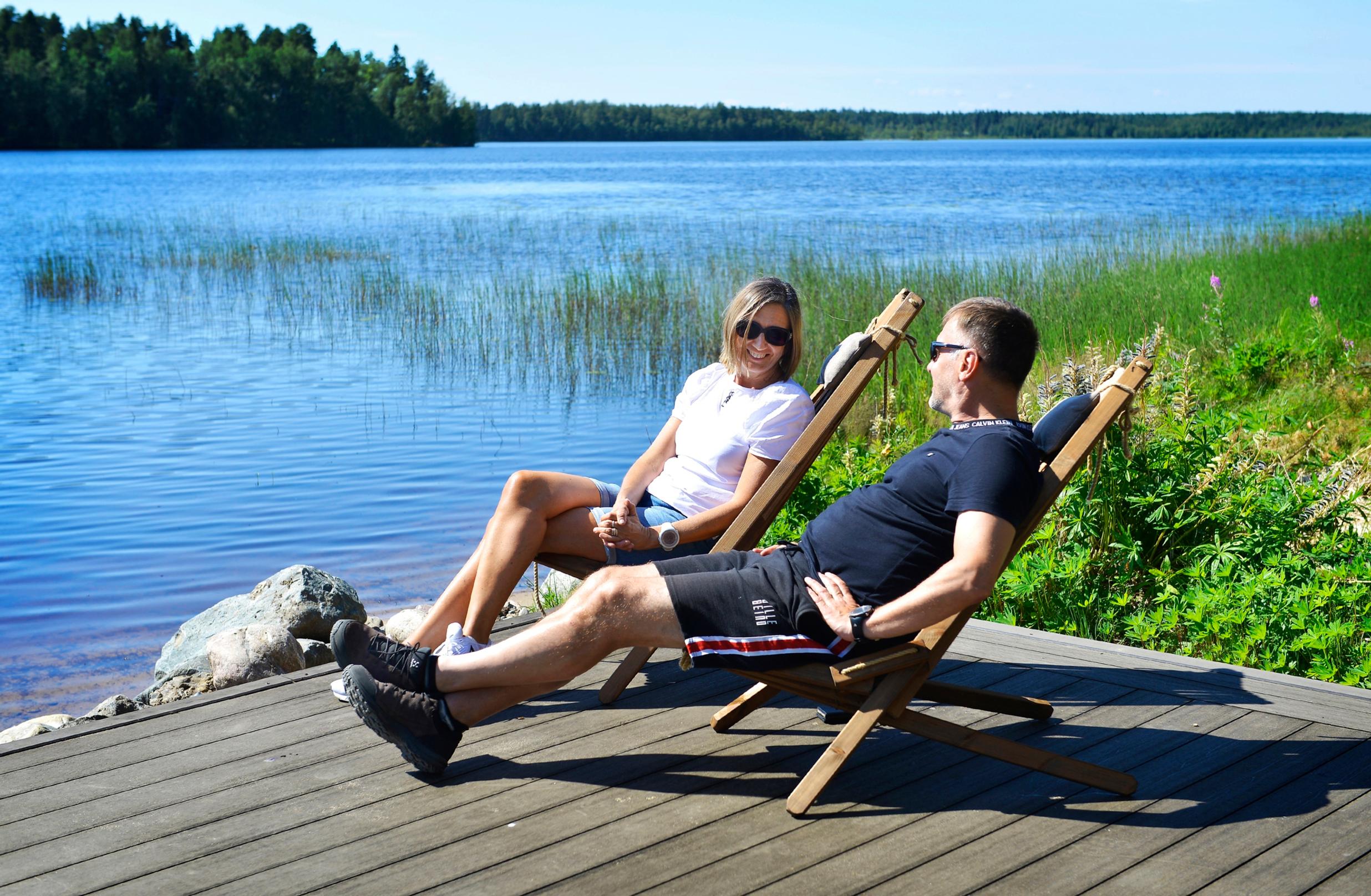 Lekottelua aurinkoisella laiturilla