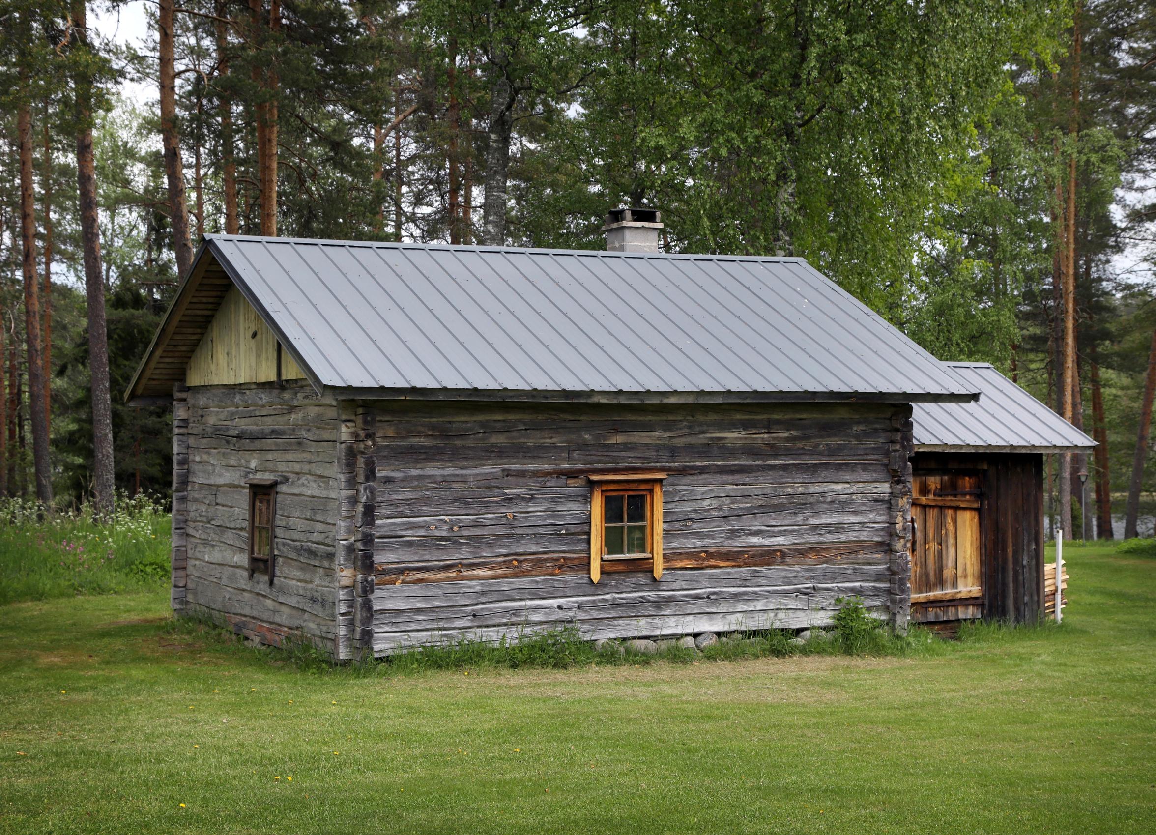 Peltikattoinen mökki
