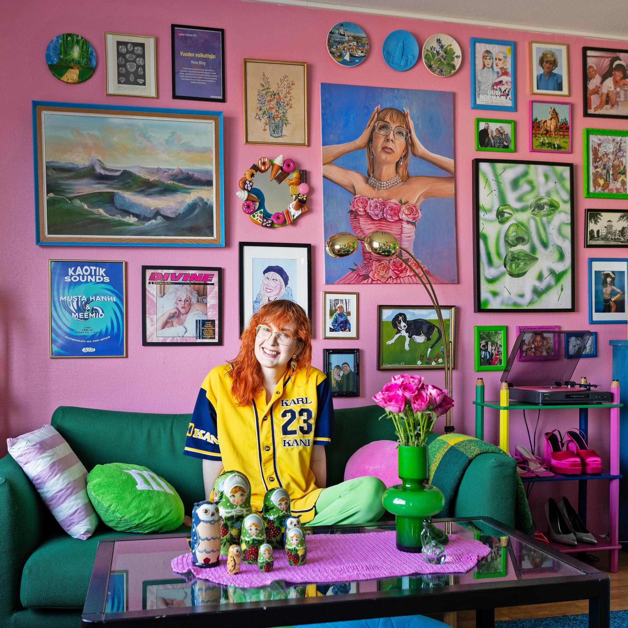 Mona Blingin värikkään yksiön tyyli on dopamine decor – ”Haluan kodistani paikan, jossa en voi olla surullinen”
