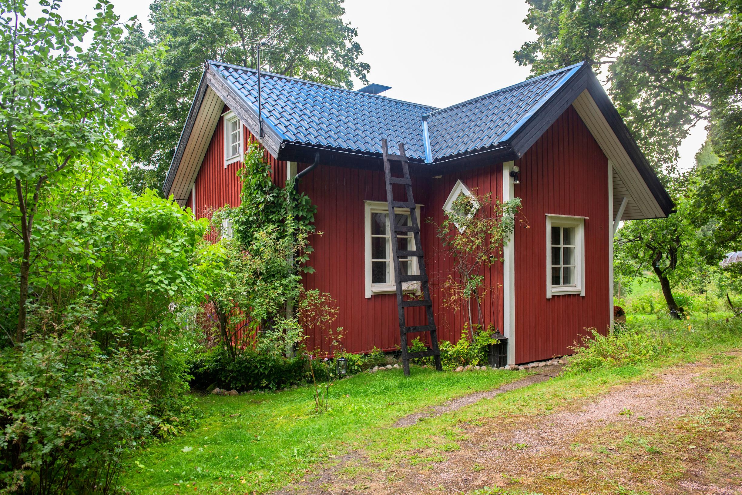 Punainen talo ja puutarhaa