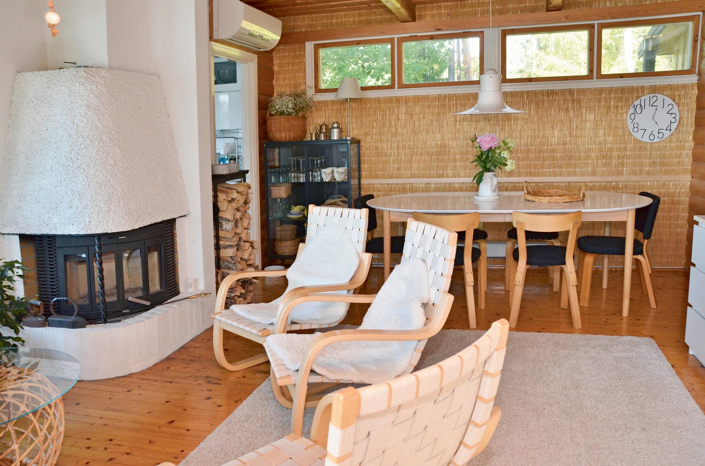 takka pöytäryhmä ja tuolit mökillä