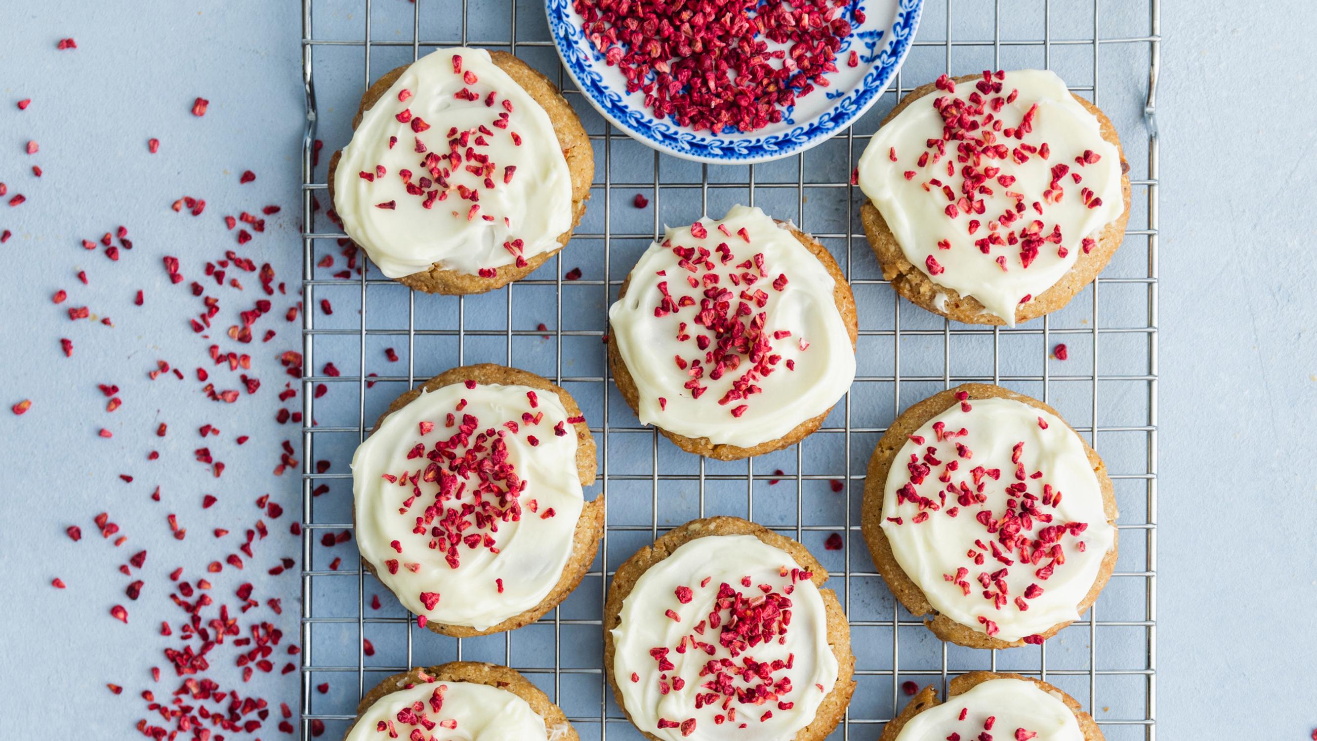 Runebergincookiet − alkuvuoden odotettu herkku yhdistää tutun tortun maut ja maailmalla hitiksi nousseet crumbl cookiet